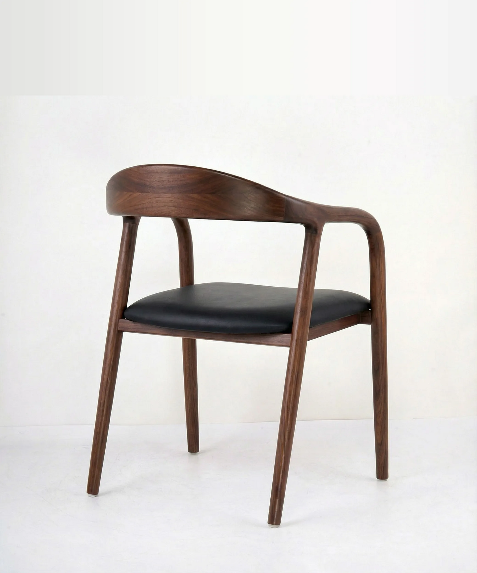 Silla Tabaiba de diseño contemporáneo en madera de fresno con asiento negro, ideal para comedor moderno y elegante.