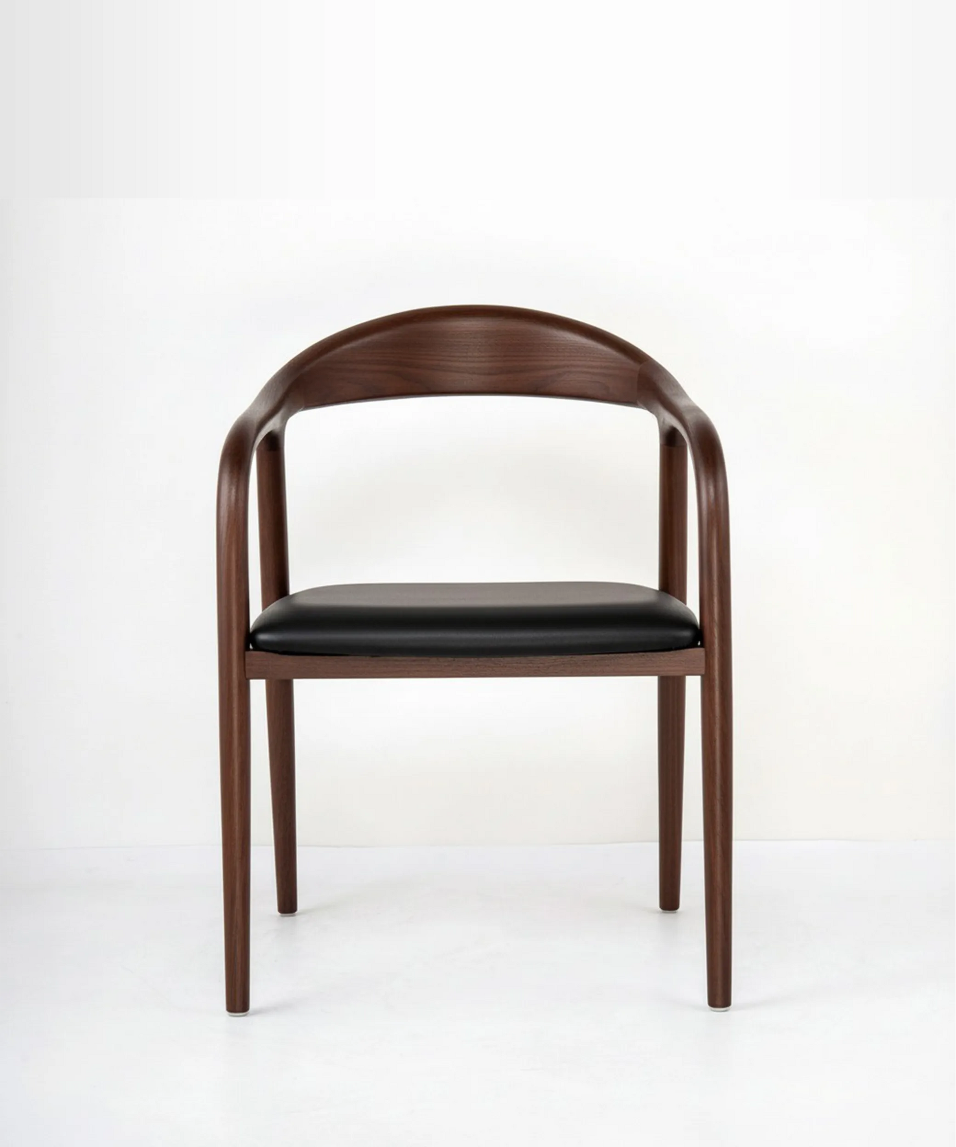 Silla Tabaiba de diseño contemporáneo en madera de fresno con asiento acolchonado en color negro elegante y cómodo