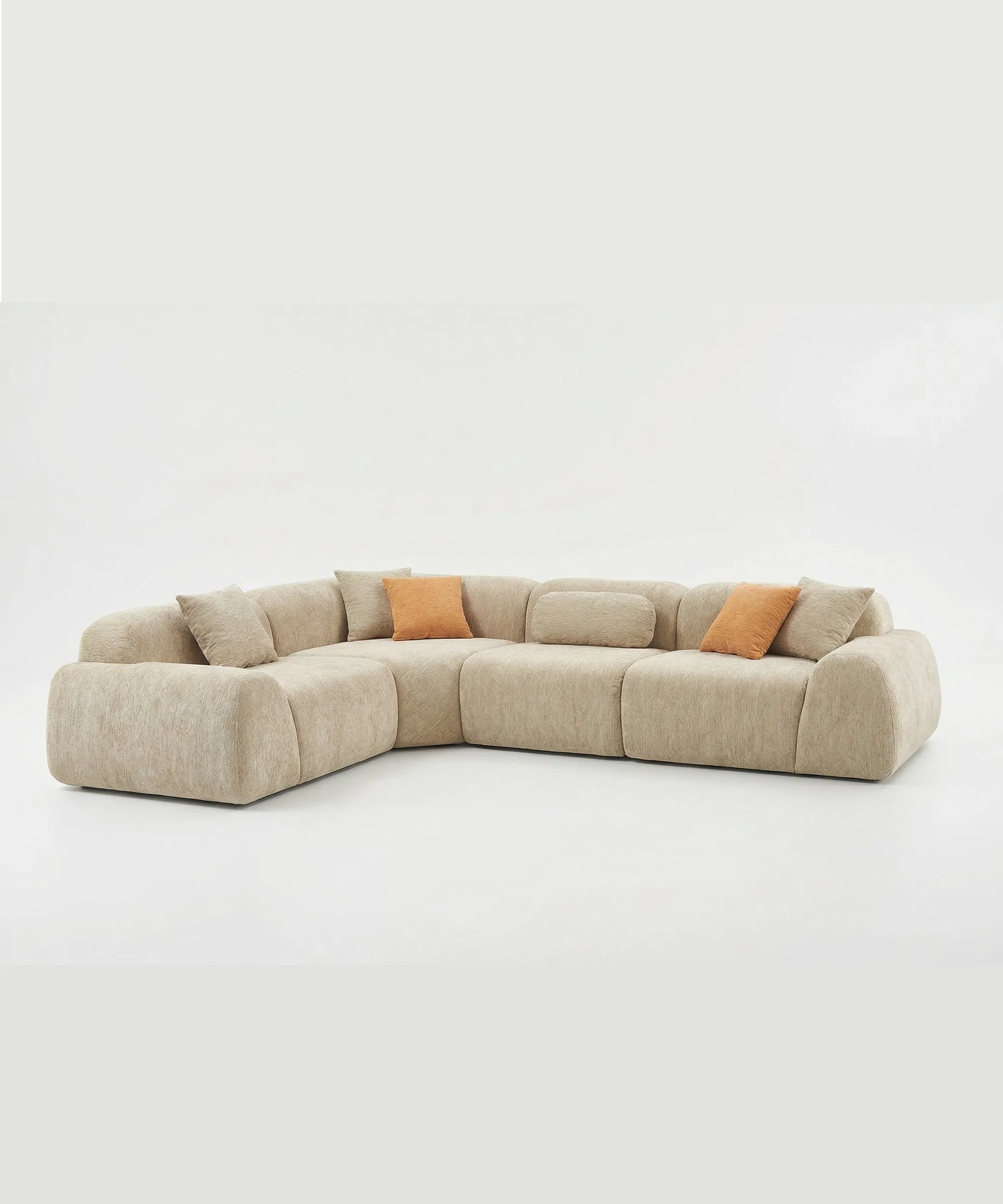 Sofá esquinero Tamadaba modular en tono beige con cojines naranjas, ideal para un salón cómodo y elegante.