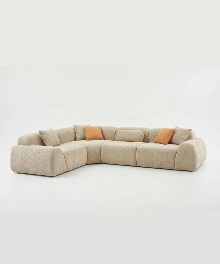 Sofá esquinero Tamadaba modular en tono beige con cojines naranjas, ideal para un salón cómodo y elegante.