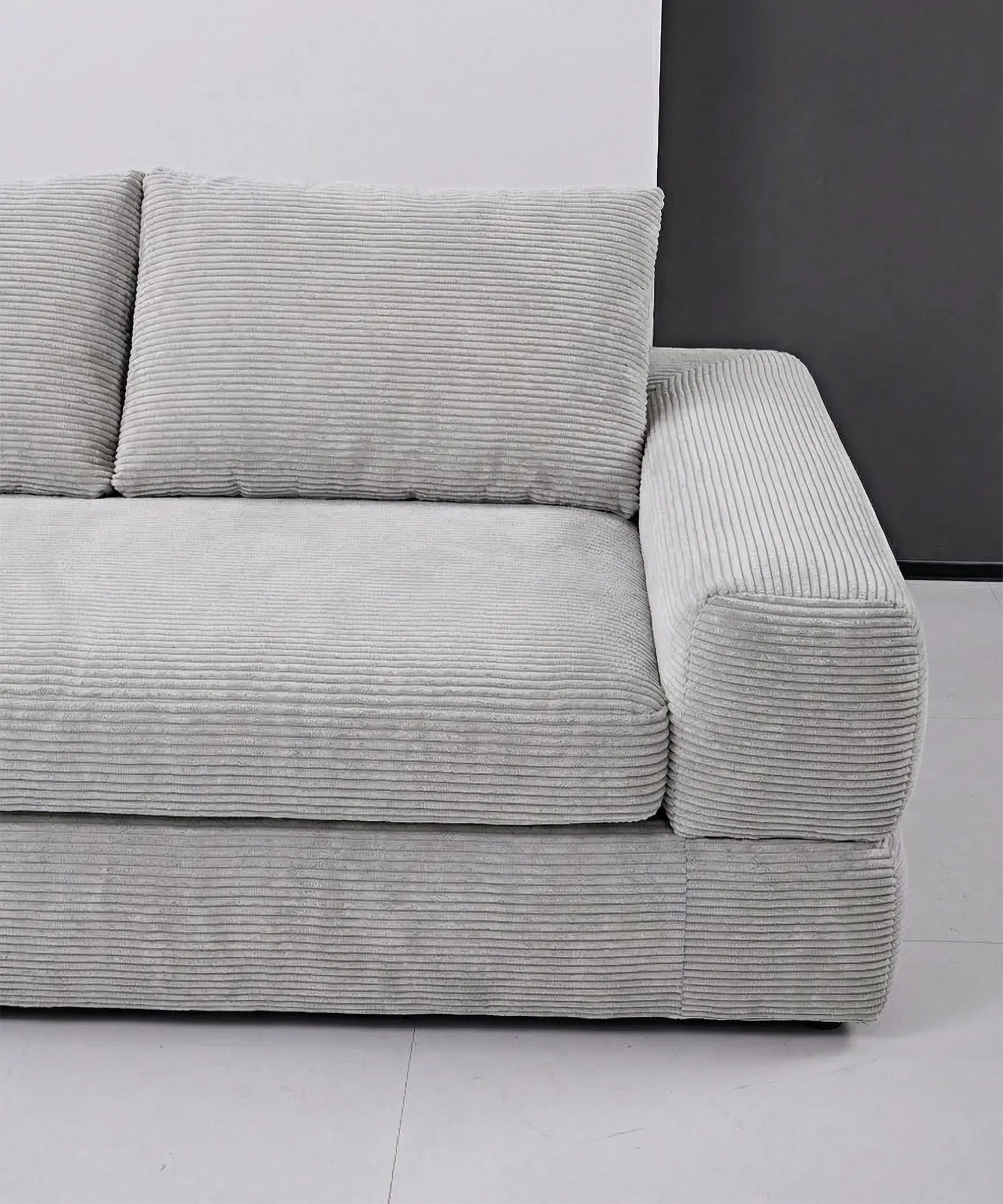 Sofá modular Bentayga en tono gris claro con diseño suave de textura aterciopelada ideal para espacios modernos y confortables