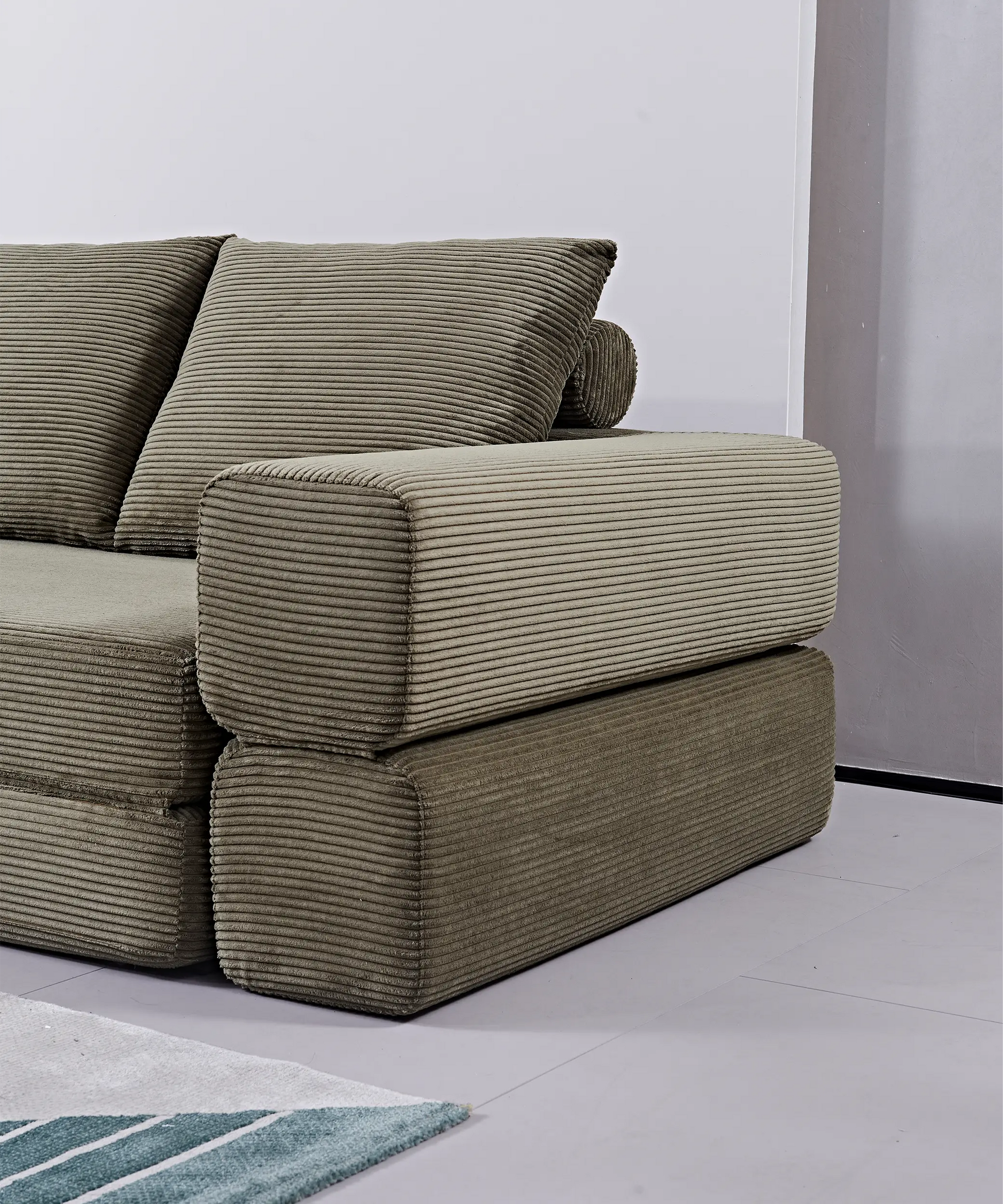 Sofá modular Bentayga en tejido acanalado tono verde, diseñado para confort y versatilidad en espacios modernos.