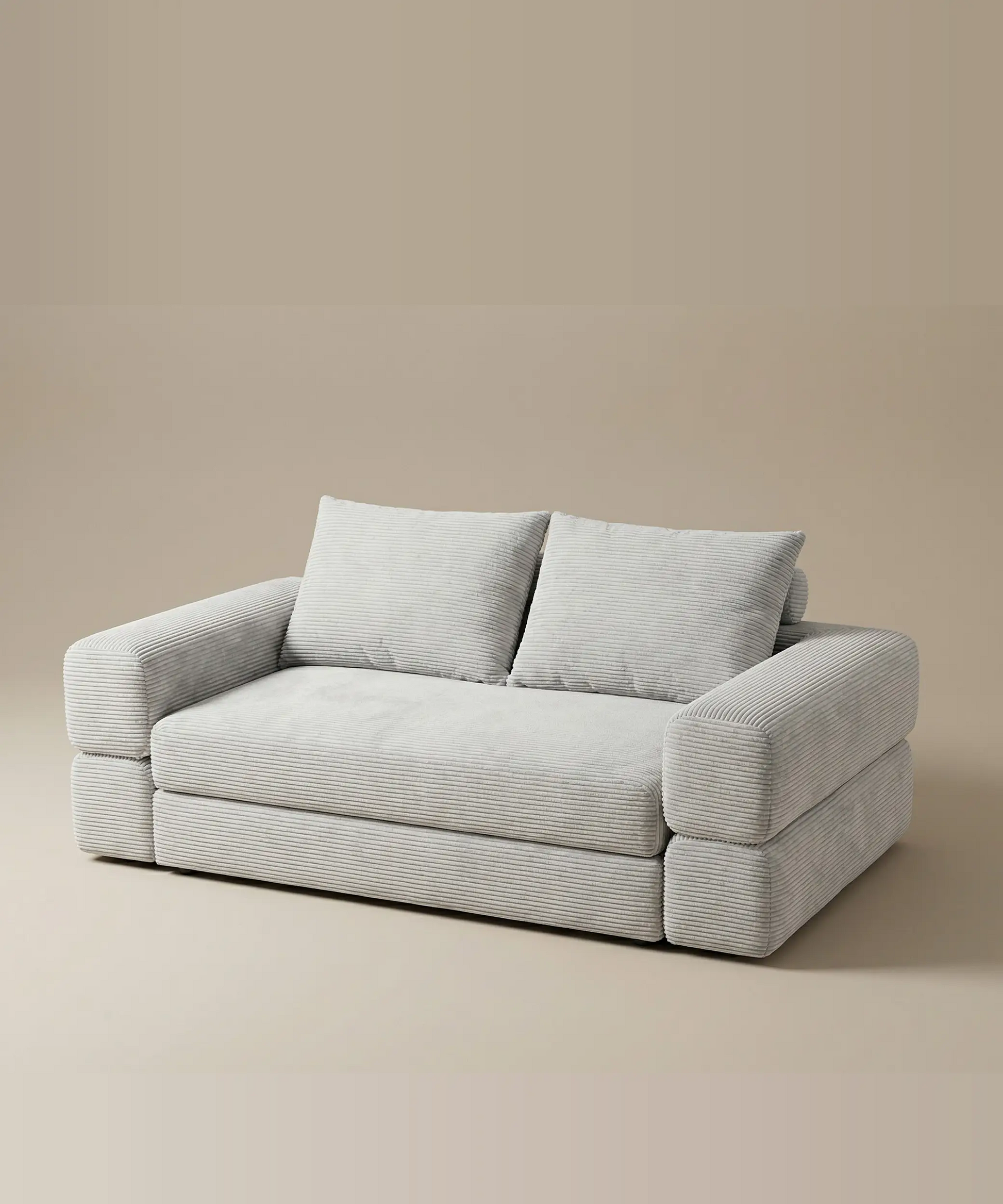 Sofá modular Bentayga en tono gris claro con diseño moderno y acolchonado, ideal para ambientes versátiles y confortables.