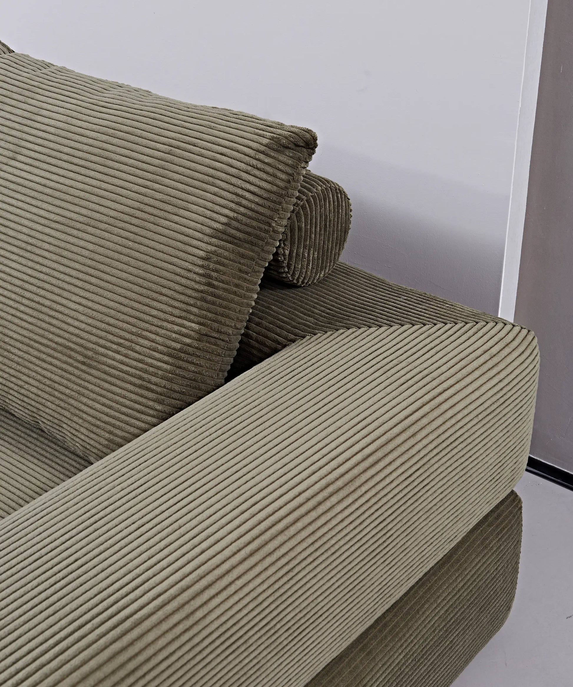 Sofá modular Bentayga en tejido acanalado beige, diseñado para aportar confort y estilo adaptable a espacios modernos.