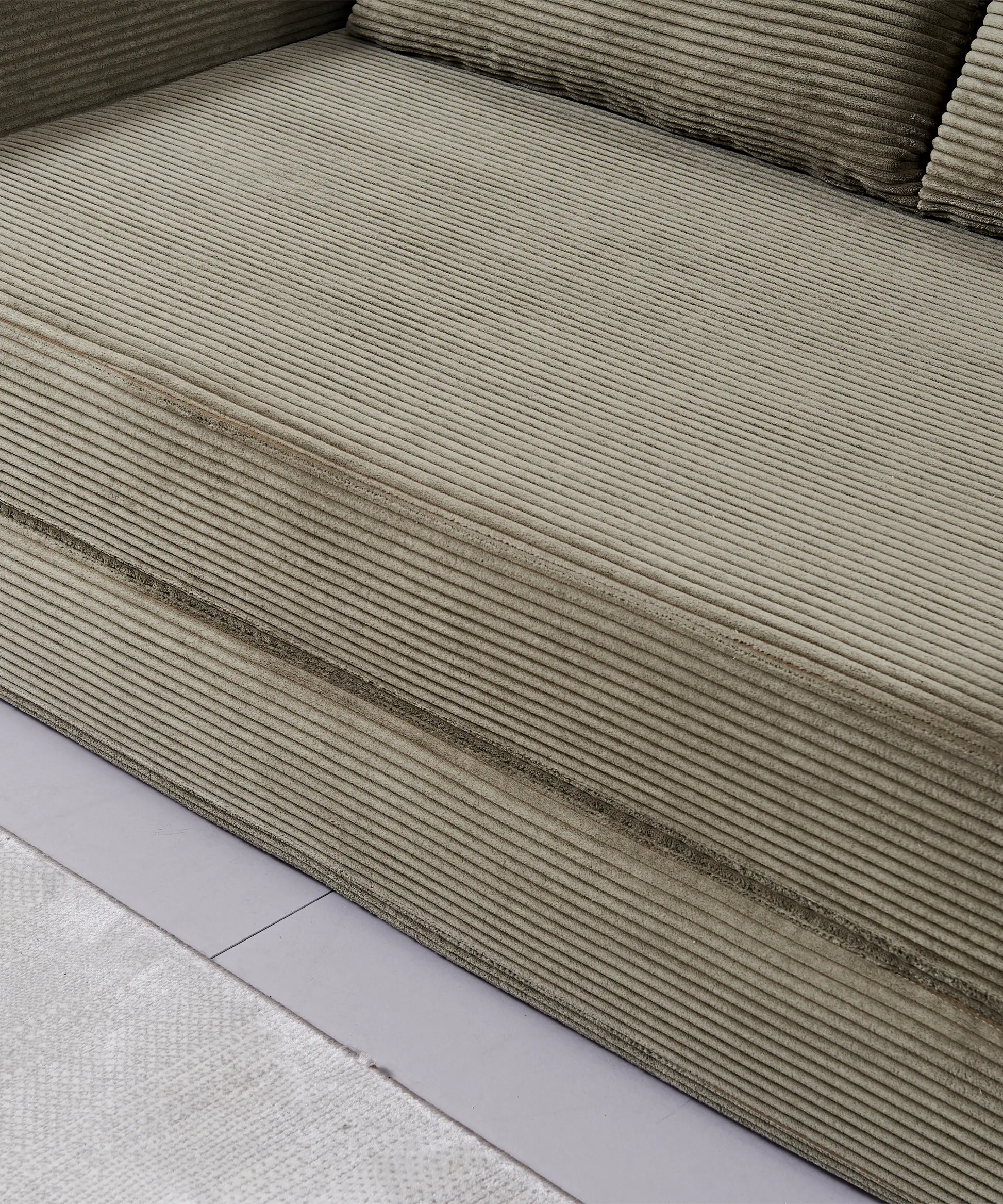 Sofá modular Bentayga en tono neutro con tejido de textura acanalada, ideal para ambientes modernos y versátiles.