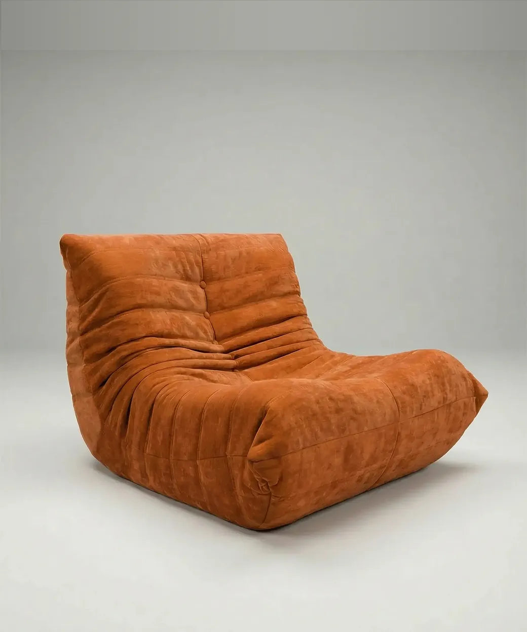 Lambra en tono terracota con diseño relajado y tapizado suave, perfecto para salones contemporáneos en Canarias