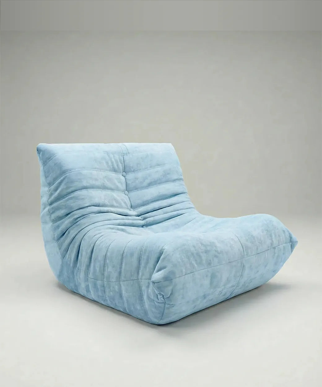 Lambra en tono azul claro con diseño mullido y tapizado suave, ideal para salones modernos en Canarias