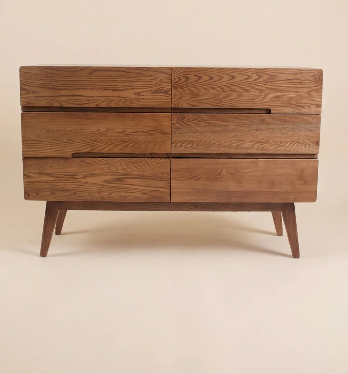 Cómoda Sabina en madera maciza de fresno tono café con diseño rústico contemporáneo y acabado natural.