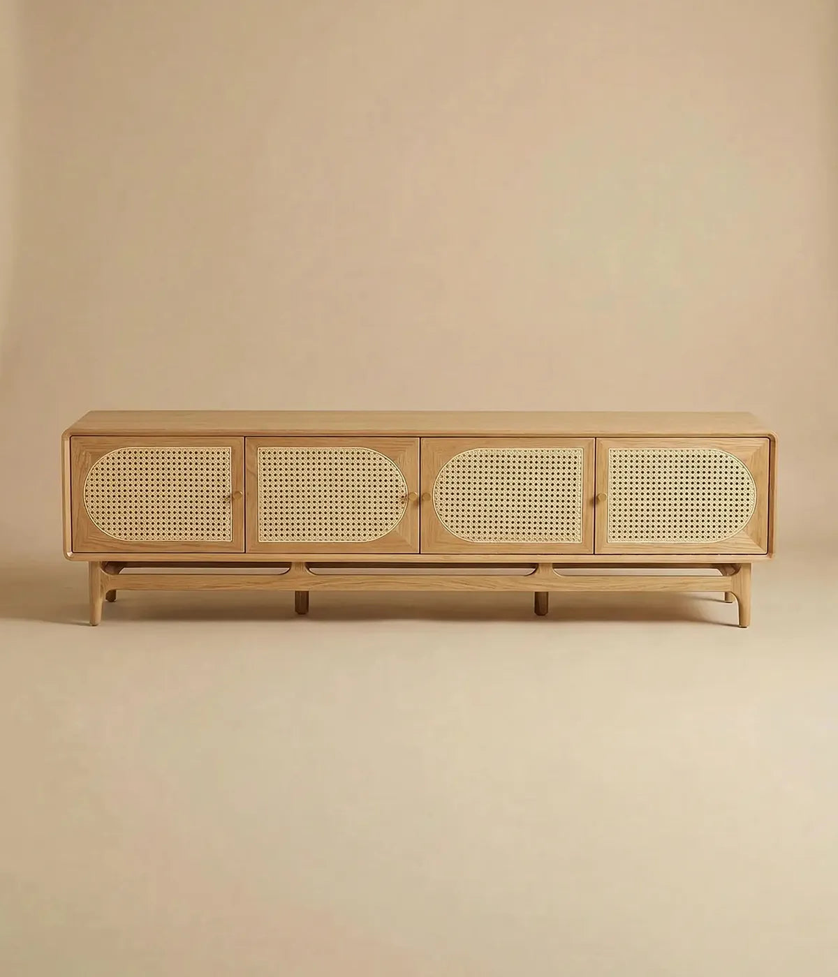 Mueble de TV Alcaraván en madera clara con detalles de rejilla, diseño alargado y ligero para espacios modernos y elegantes