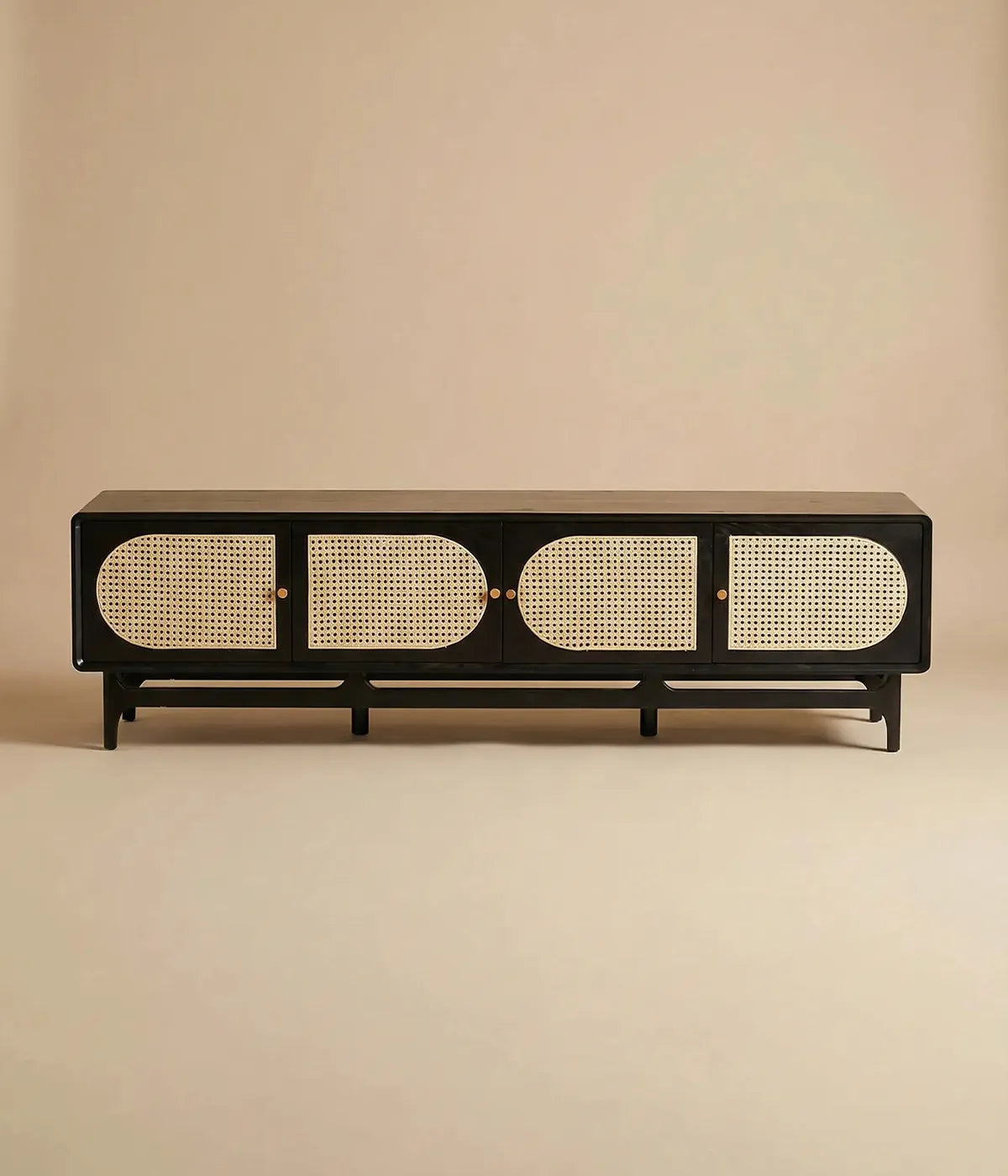 Mueble de TV Alcaraván en tonos oscuros con diseño gráfico y puertas de rejilla para un ambiente ligero y elegante.