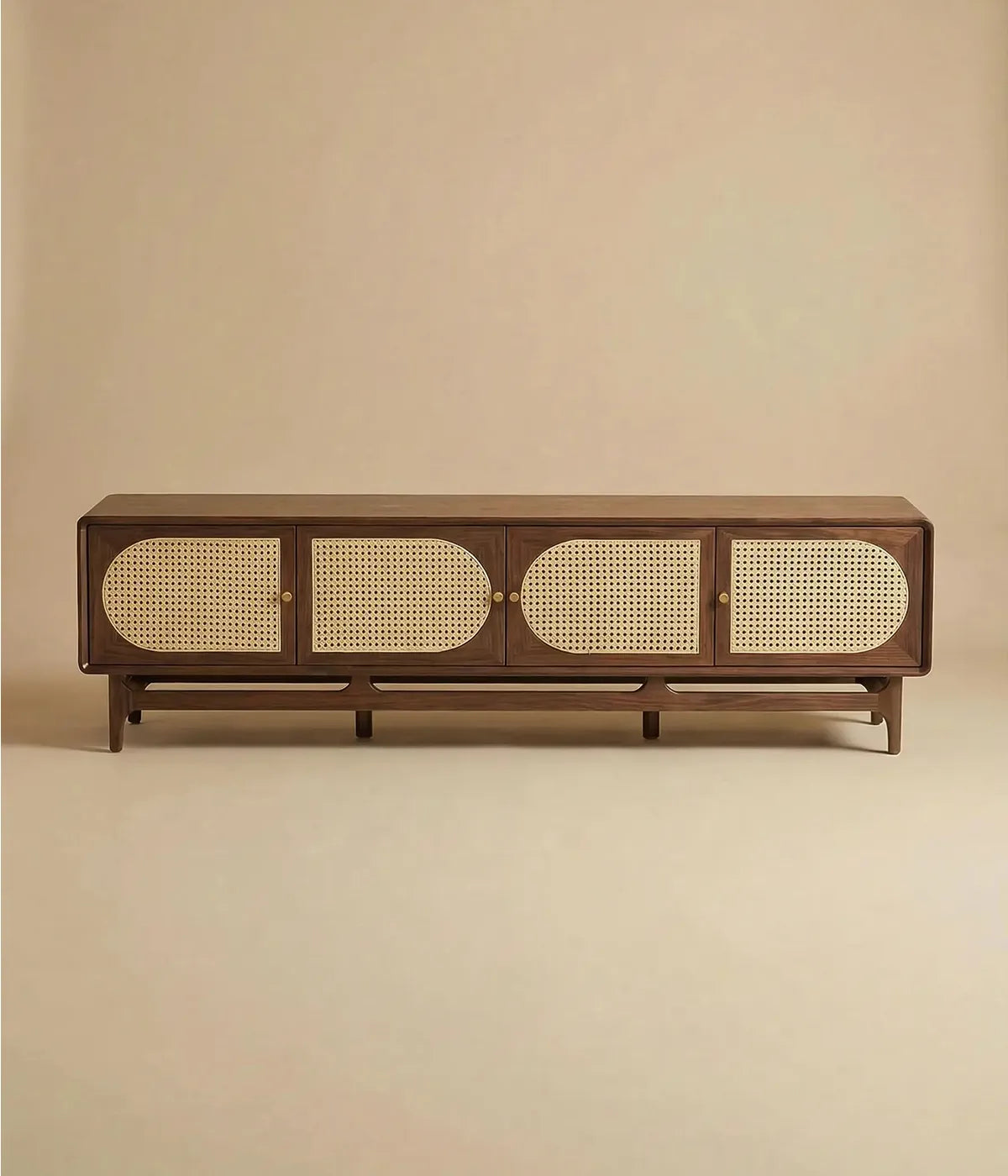 Mueble de TV Alcaraván con diseño ligero y gráfico, estructura baja y detalles de rejilla natural para estilo y funcionalidad.