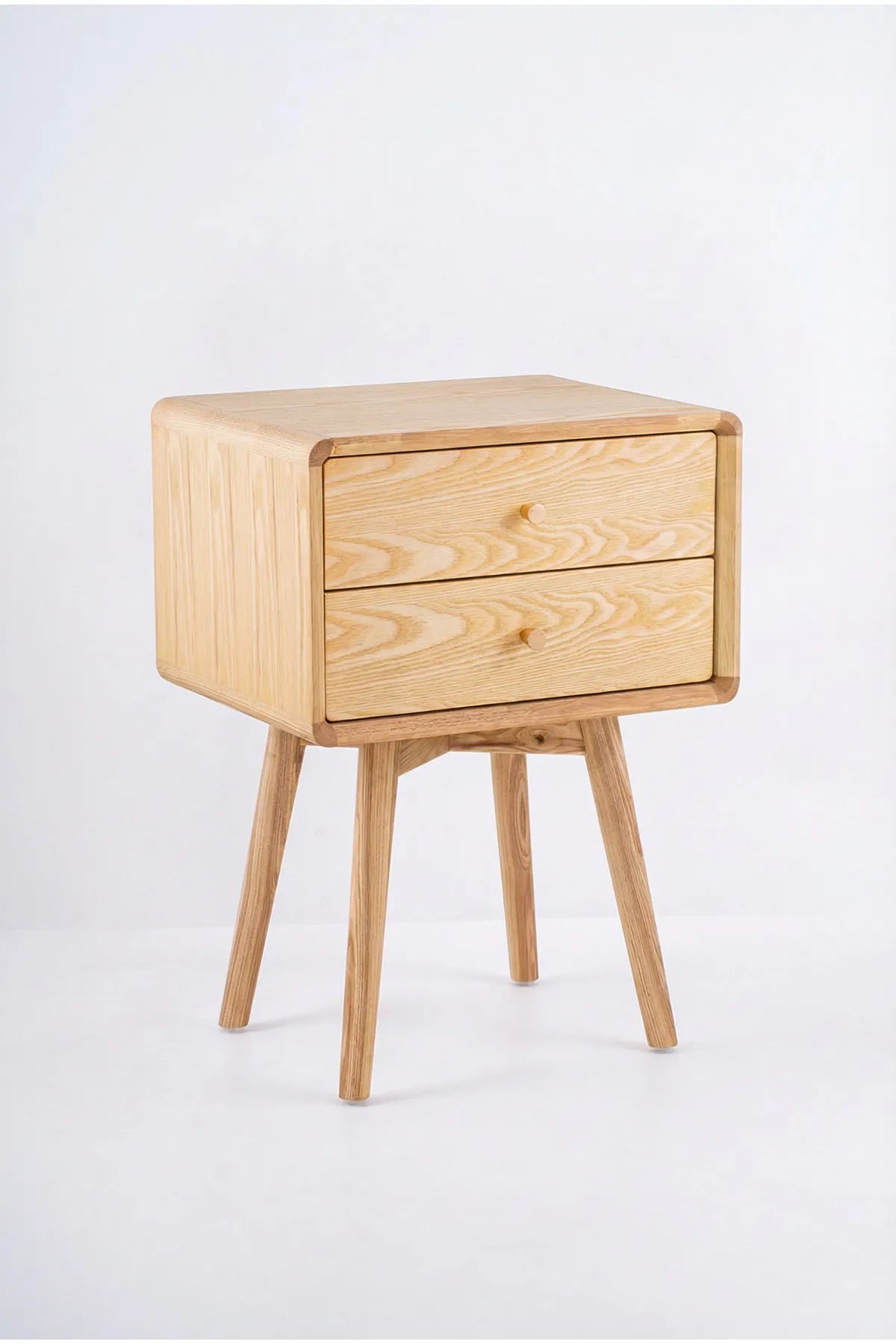 Mesa de noche Arena en madera de fresno natural con diseño rústico contemporáneo y dos cajones funcionales