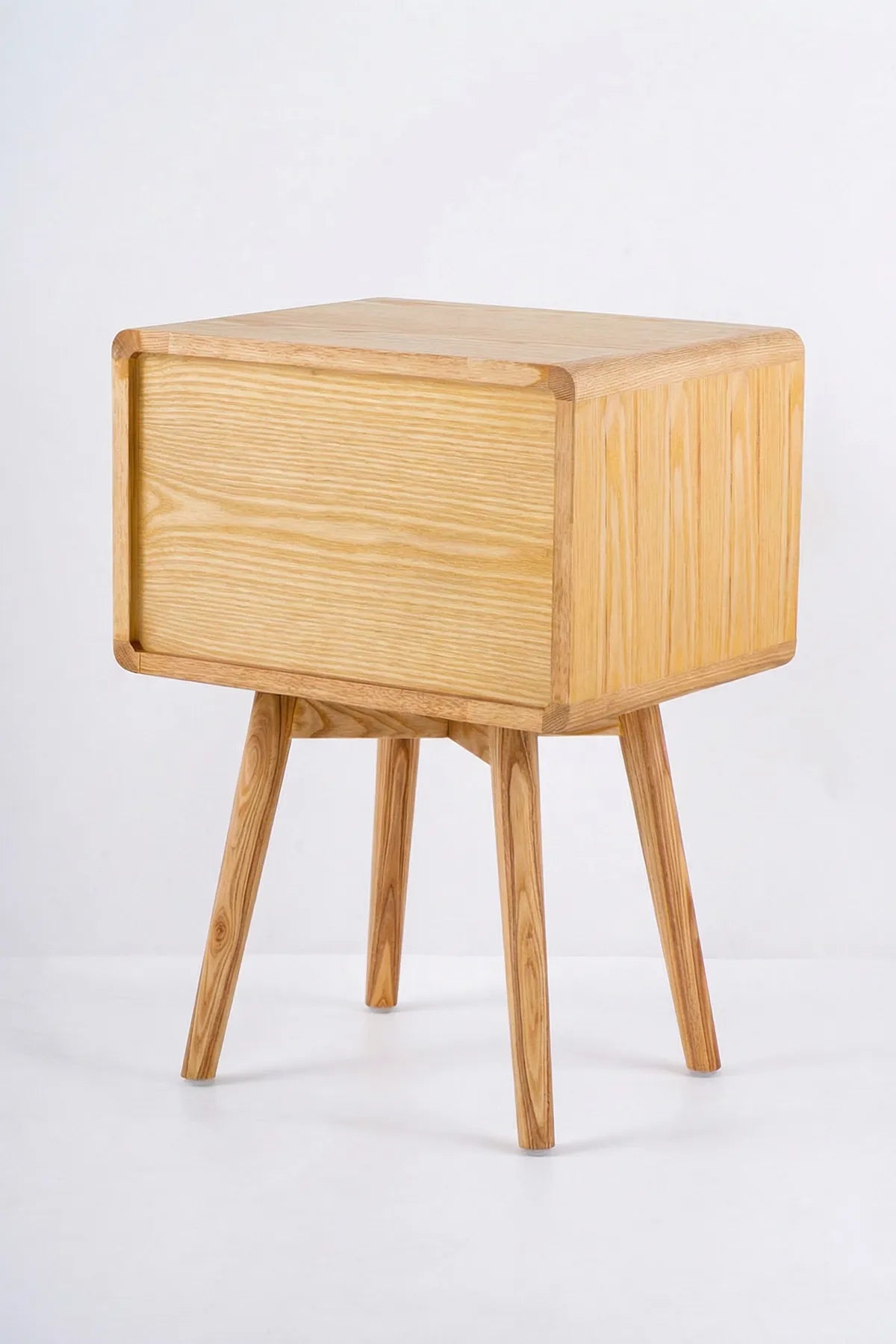 Mesa de noche Arena de diseño rústico contemporáneo en madera maciza de fresno con acabado natural elegante y cálido