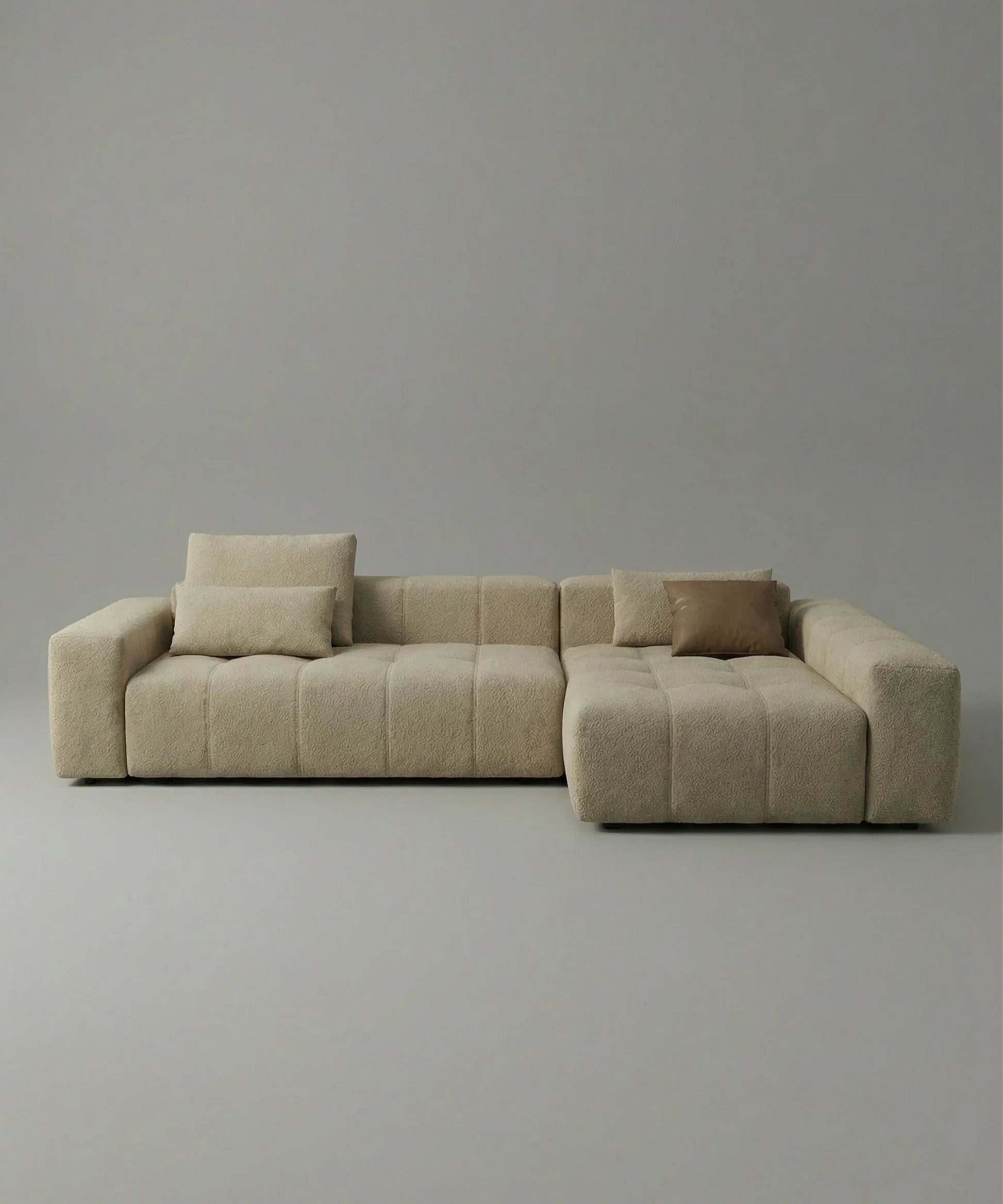 Sofá Idafe en tono beige claro con diseño moderno y volúmenes amplios para un salón cálido y confortable