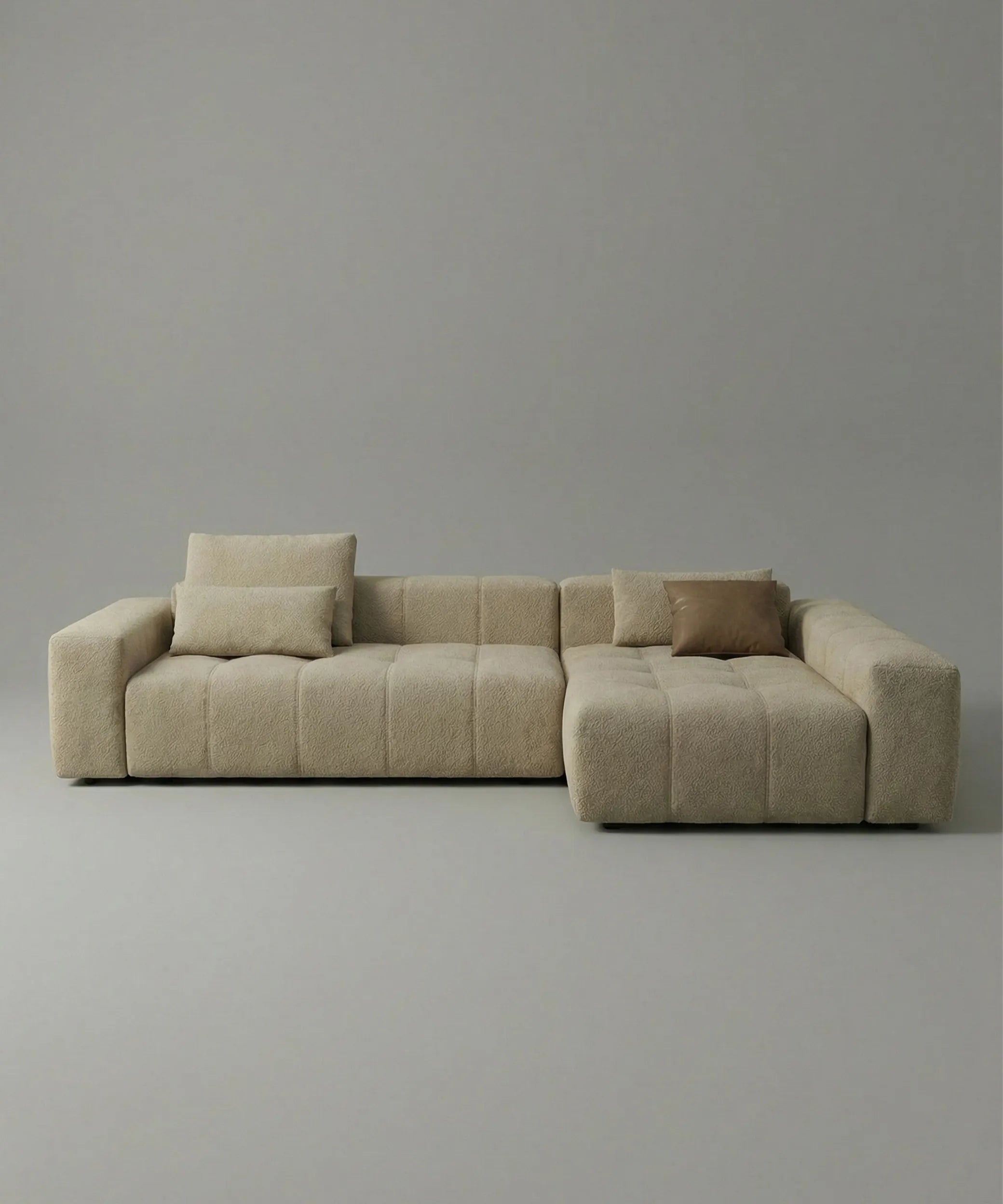 Sofá Idafe en tono beige claro con diseño moderno y volúmenes amplios para un salón cálido y confortable