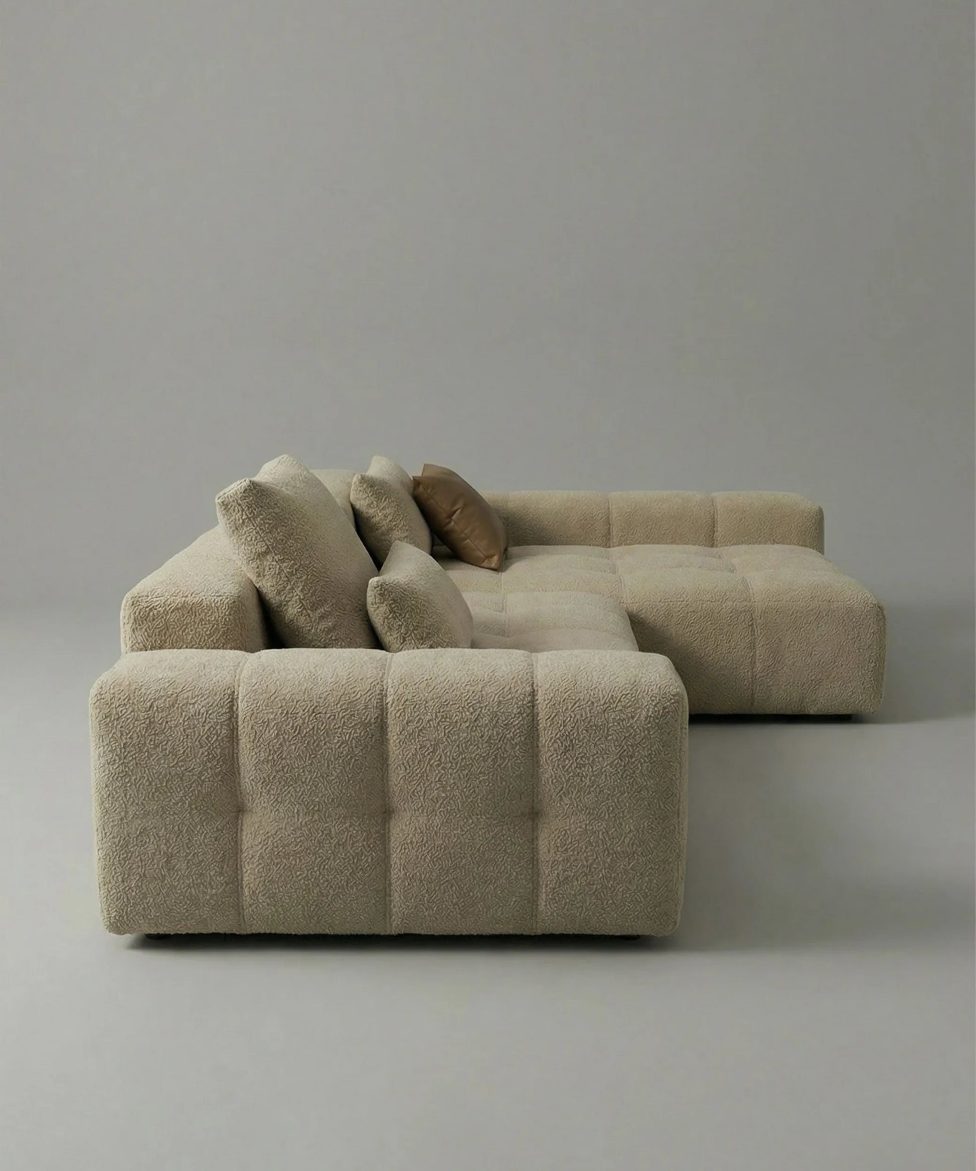 Sofá Idafe esquinero en tono beige con diseño suave y volúmenes amplios, ideal para un salón moderno y acogedor