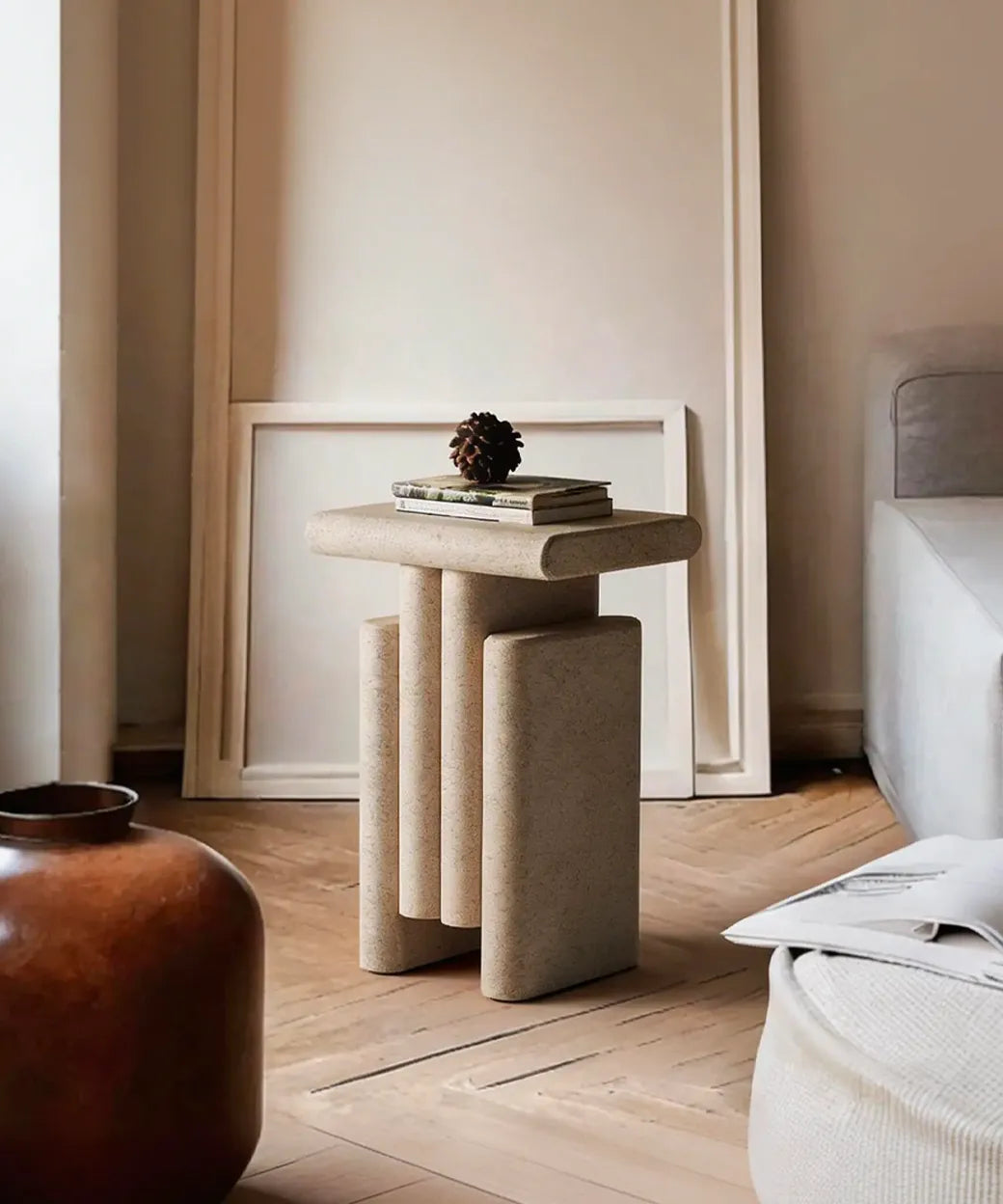 Solana con diseño escultórico y formas geométricas que aporta elegancia y calidez a ambientes modernos y minimalistas.
