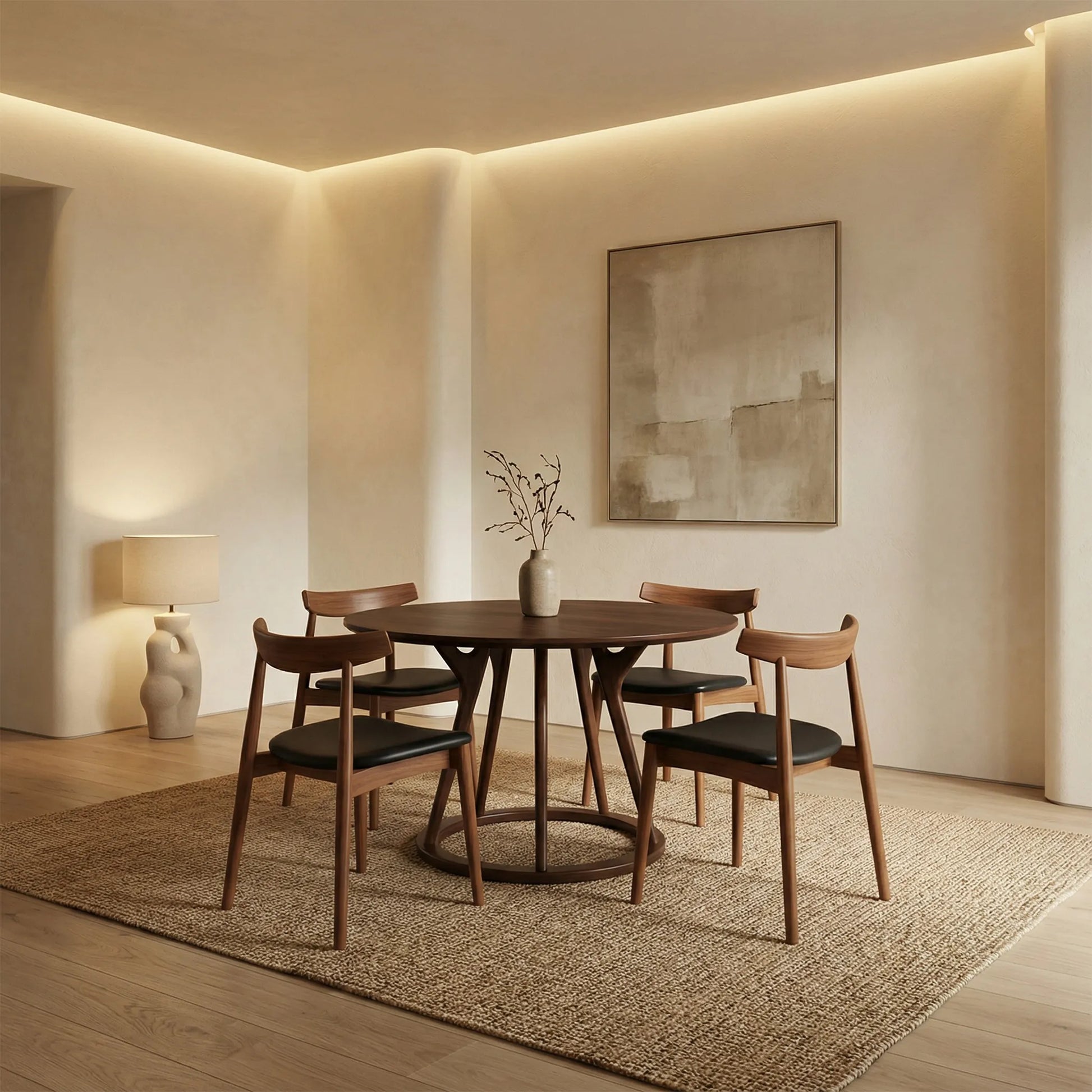 Mesa Vegueta redonda en madera de fresno nogal oscuro con sillas que complementan un comedor moderno y cálido.