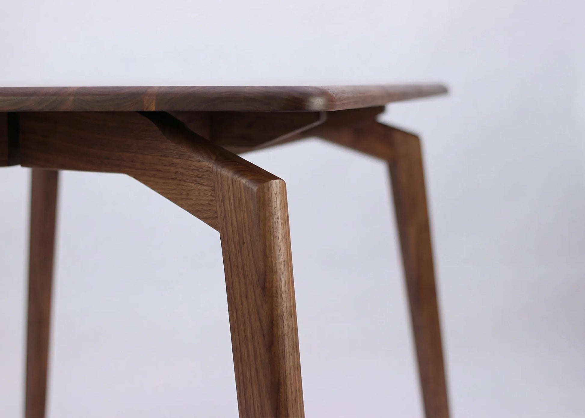 Mesa Tirajana en madera de fresno con acabado nogal oscuro, diseño elegante y robusto para comedor moderno y acogedor.