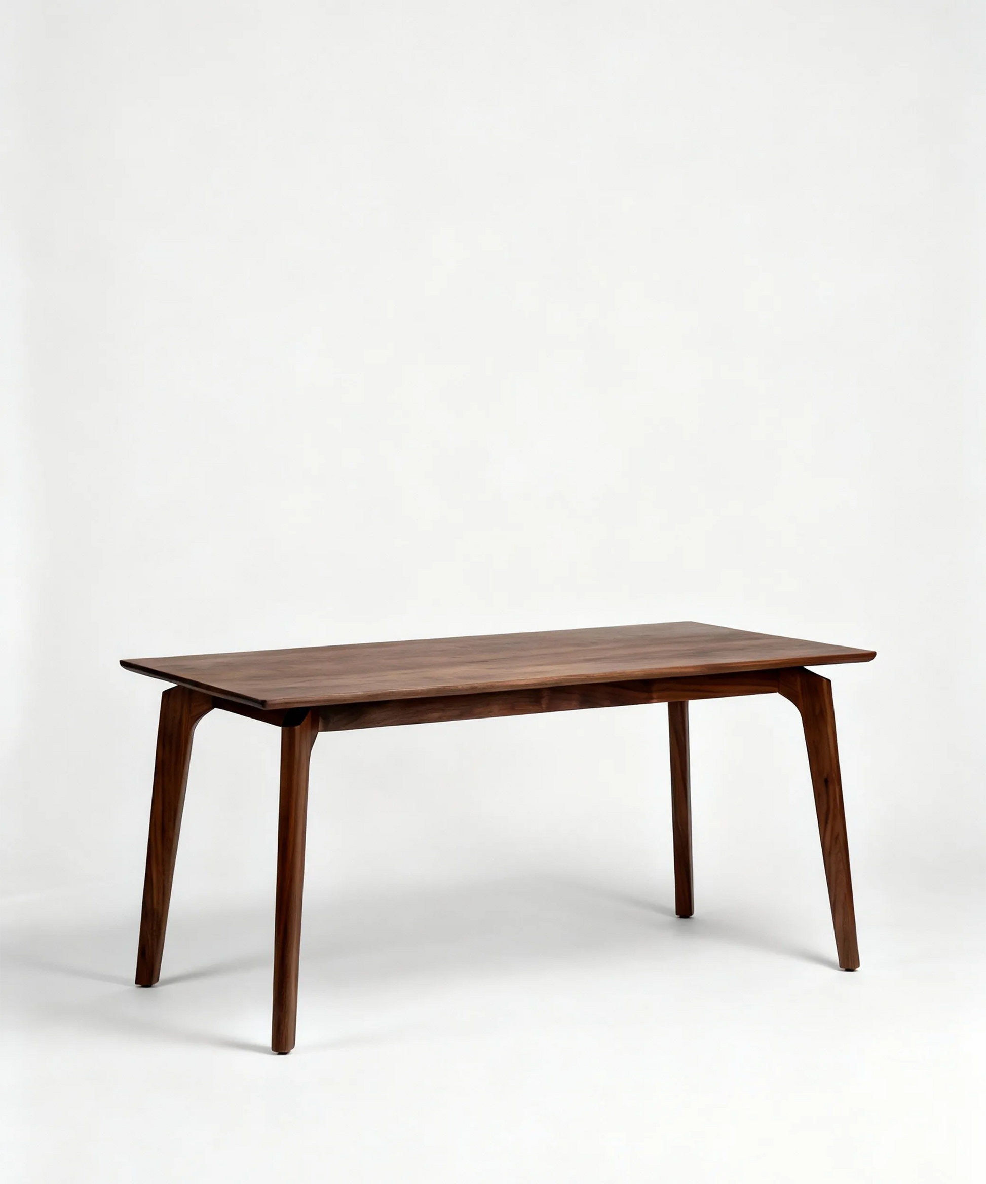 Mesa Tirajana de diseño minimalista en madera de fresno con acabado en nogal oscuro, ideal para comedor moderno.