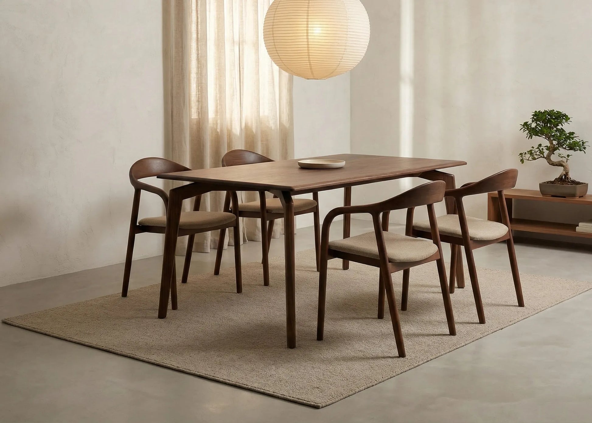 Mesa Tirajana de comedor en madera de fresno nogal oscuro con diseño elegante y funcional para espacios modernos.