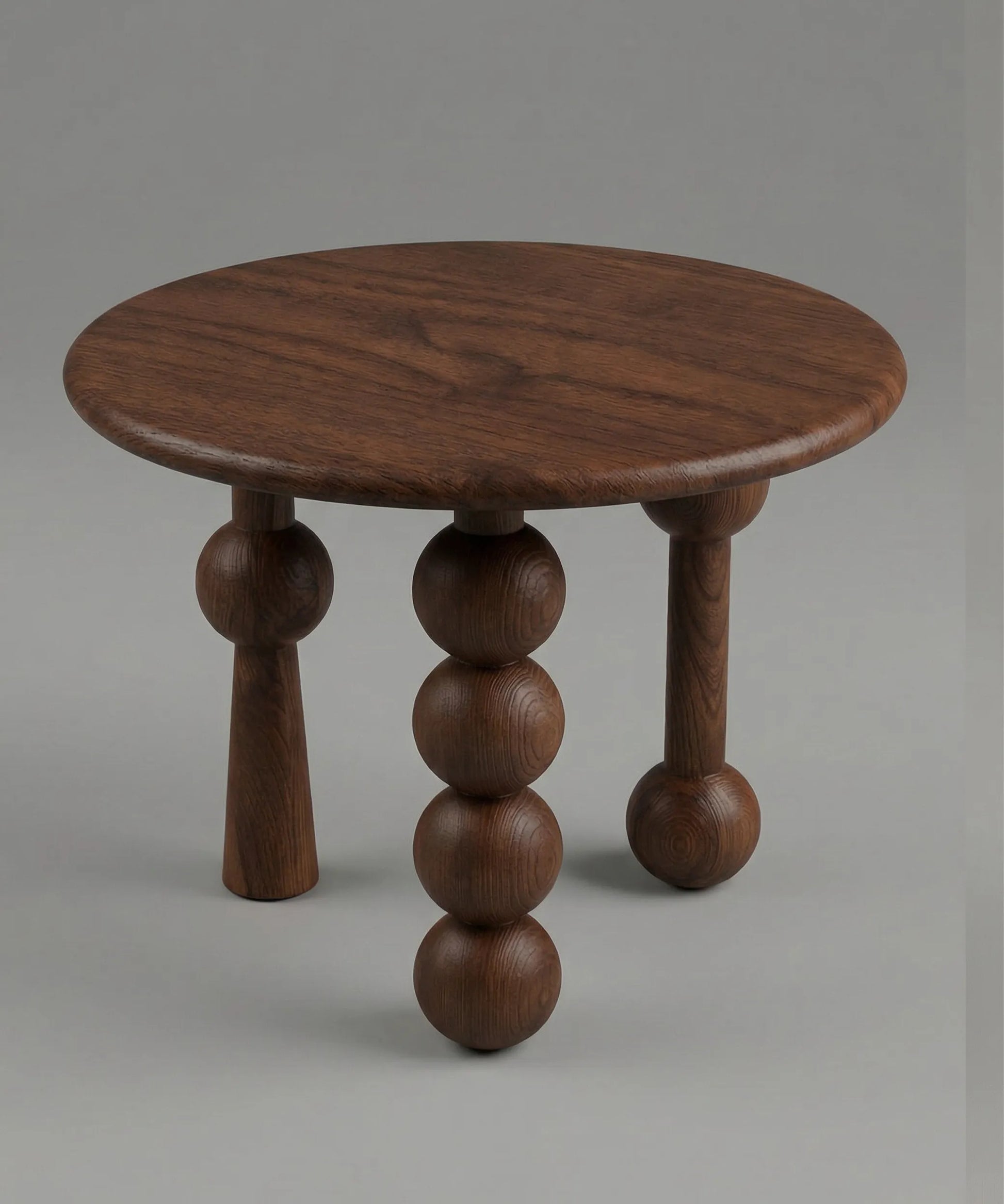 Mesa auxiliar Niebla en madera de fresno tono café con diseño escultórico y detalles geométricos únicos.