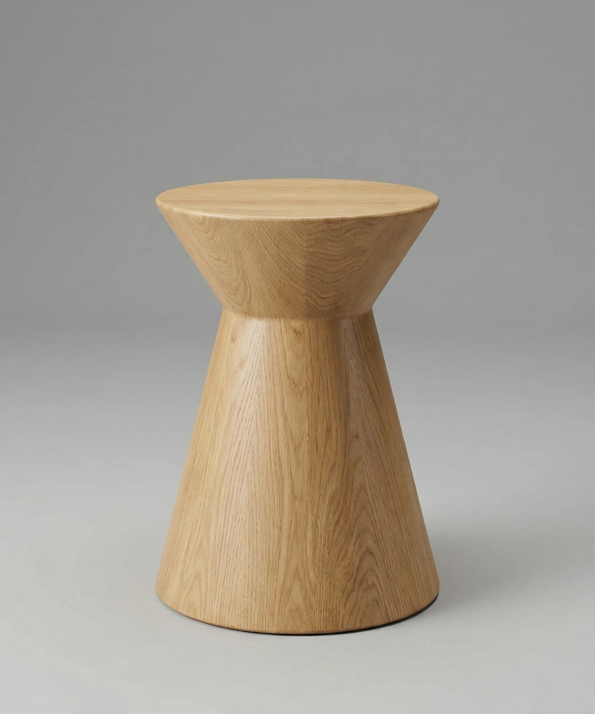 Mesa auxiliar Natero en madera de fresno con acabado roble natural, diseño contemporáneo y tonalidad luminosa elegante.