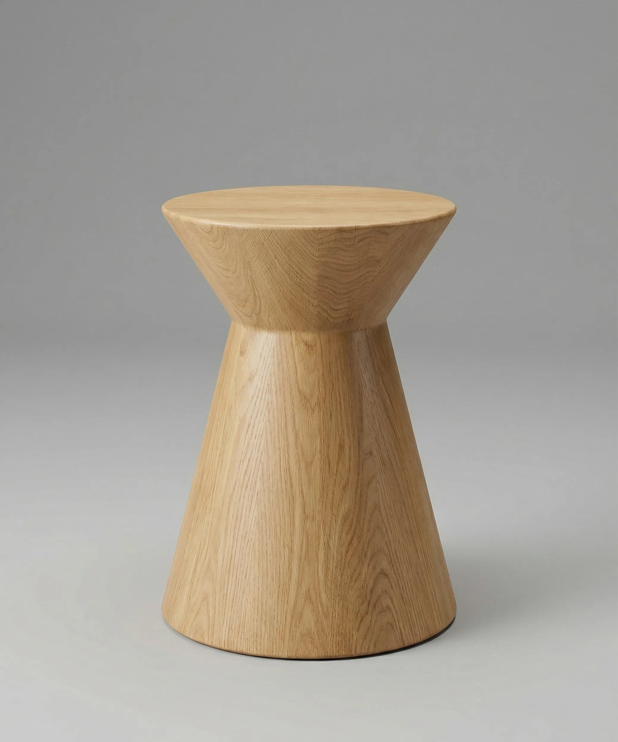 Mesa auxiliar Natero en madera de fresno con acabado roble natural, diseño contemporáneo y tonalidad luminosa elegante.