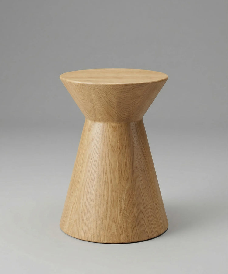 Mesa auxiliar Natero en madera de fresno con acabado roble natural, diseño contemporáneo y tonalidad luminosa elegante.