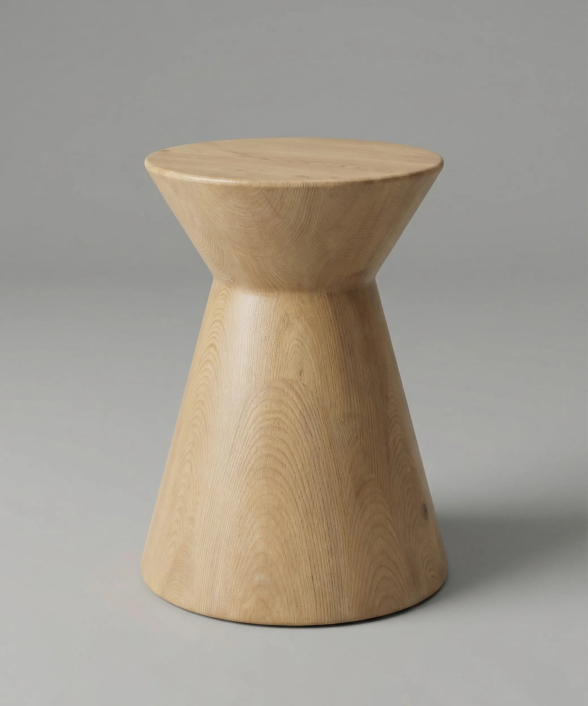 Mesa auxiliar Natero en madera de fresno color roble natural con diseño moderno y forma geométrica elegante.