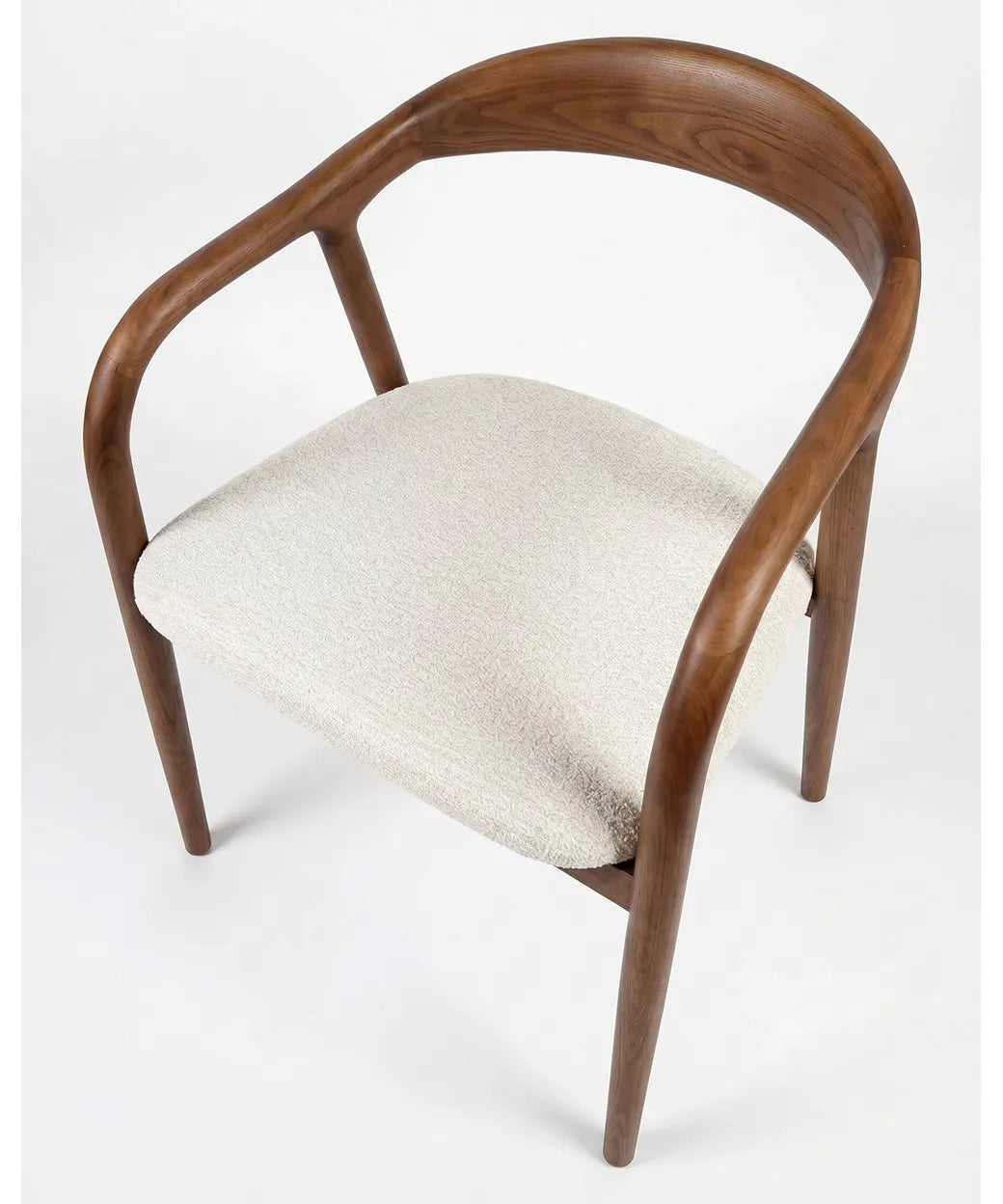 Tabaiba en nogal oscuro con asiento tapizado en tono claro, diseño ergonómico y elegante para muebles en Canarias