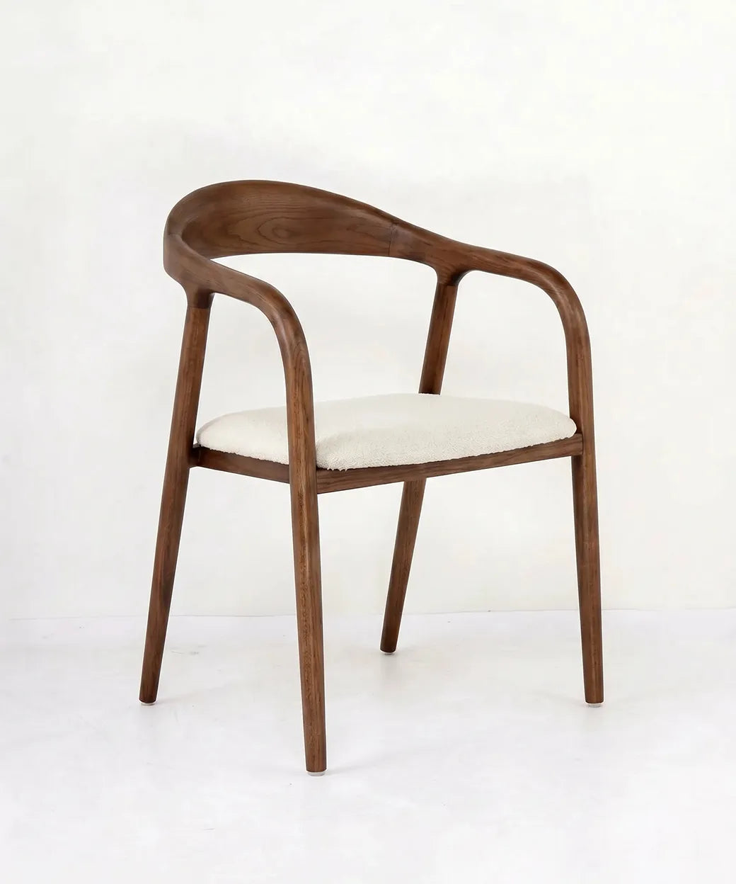 Tabaiba en nogal oscuro con asiento tapizado en tono claro, diseño elegante y funcional para hogares en Canarias