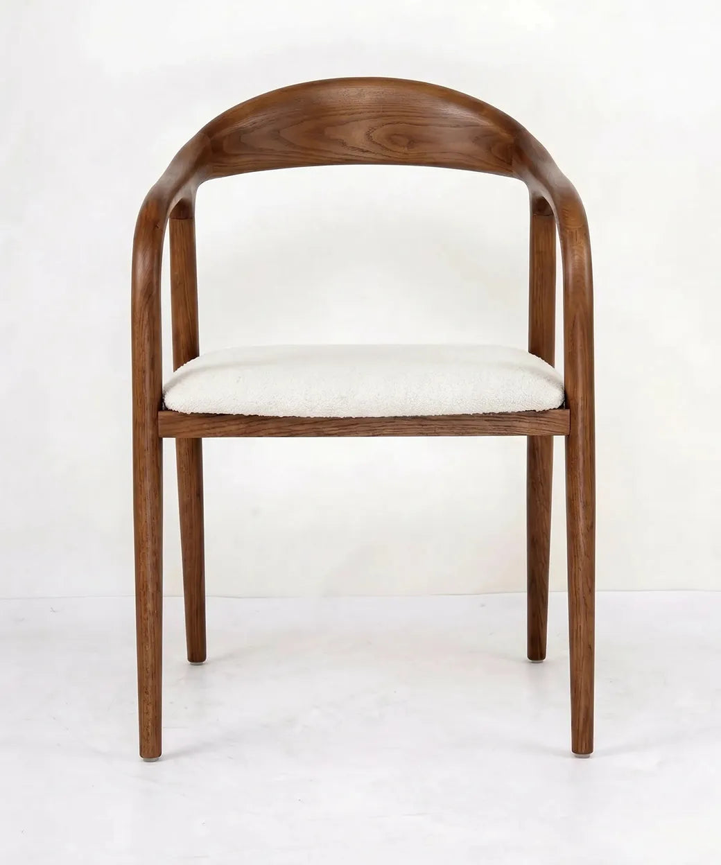 Tabaiba en madera nogal oscuro con asiento tapizado en tono claro, diseño ergonómico y funcional para sillas en Canarias