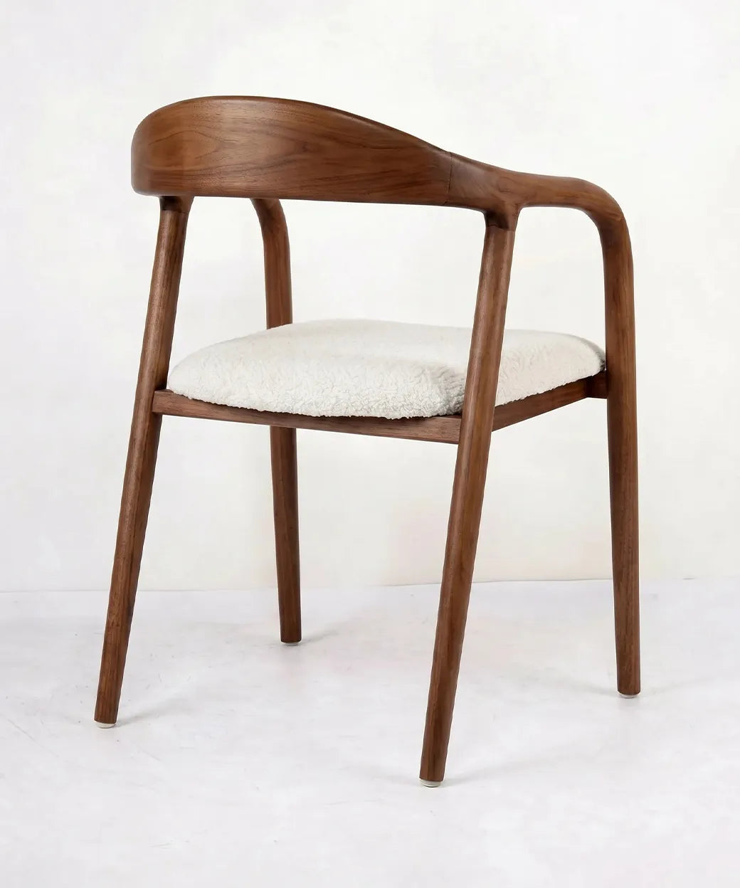 Tabaiba en nogal oscuro con asiento tapizado en blanco, diseño contemporáneo y práctico para muebles en Canarias