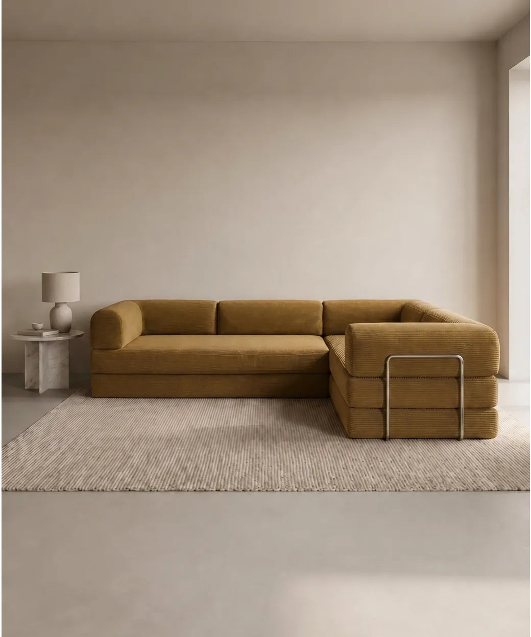 Taburiente Chaise Longue (300x180cm) en tono mostaza con diseño acolchado y estructura metálica para salones modernos en Canarias