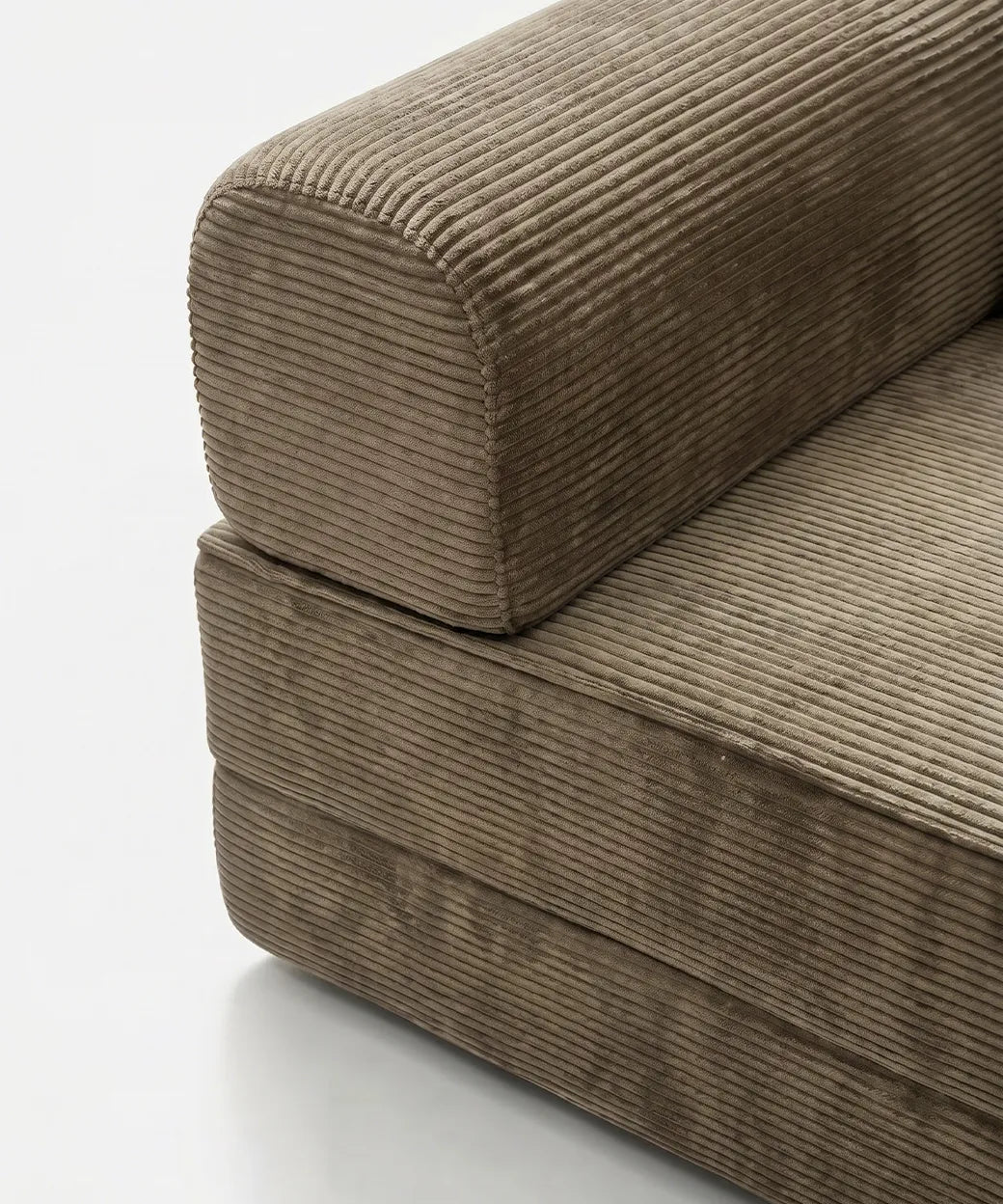 Taburiente Chaise Longue (300x180cm) en tono marrón con tejido de canalé para sofás versátiles y prácticos en Canarias