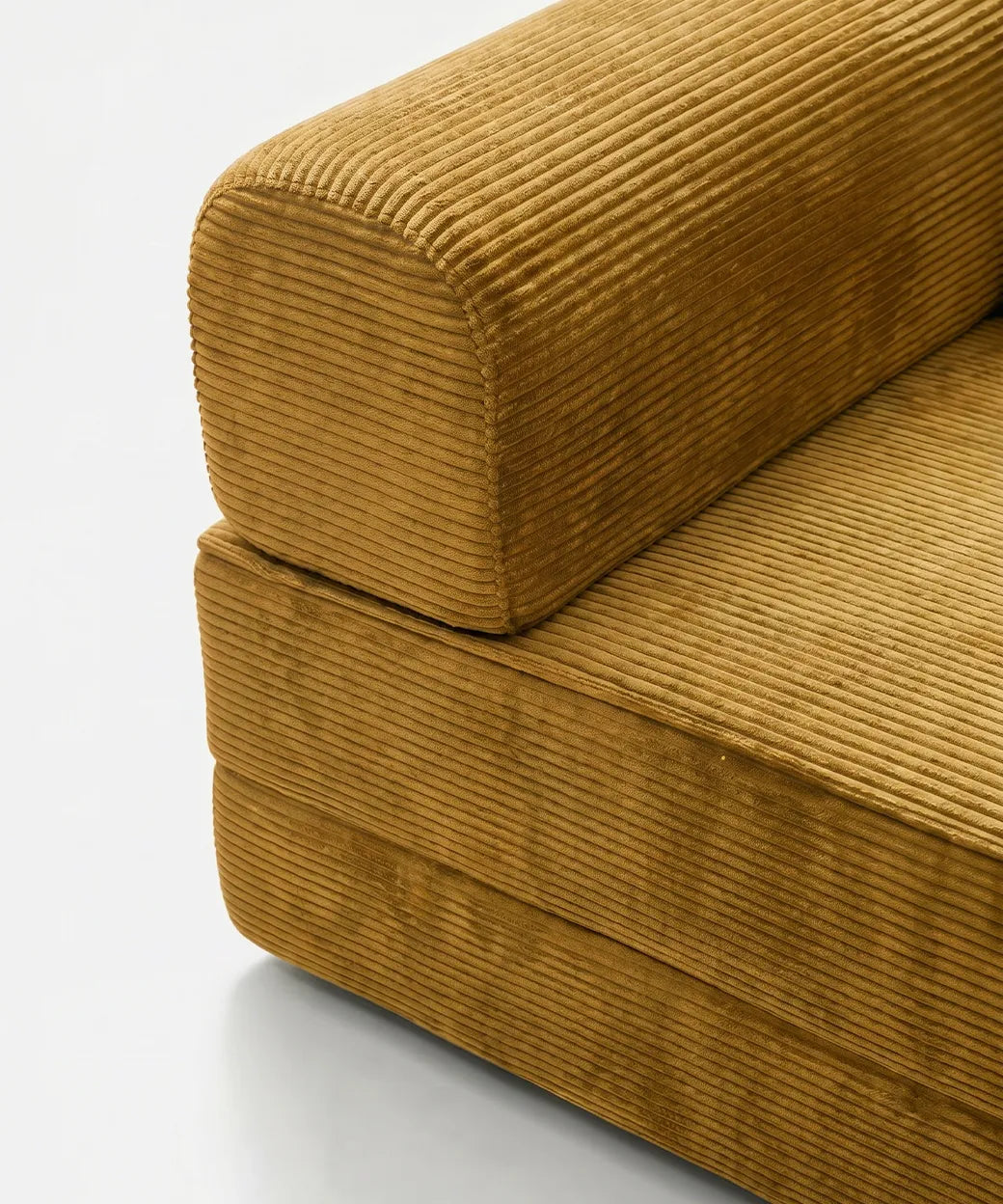 Taburiente Chaise Longue (300x180cm) en tono mostaza con tejido de canalé para sofás cómodos y prácticos en Canarias