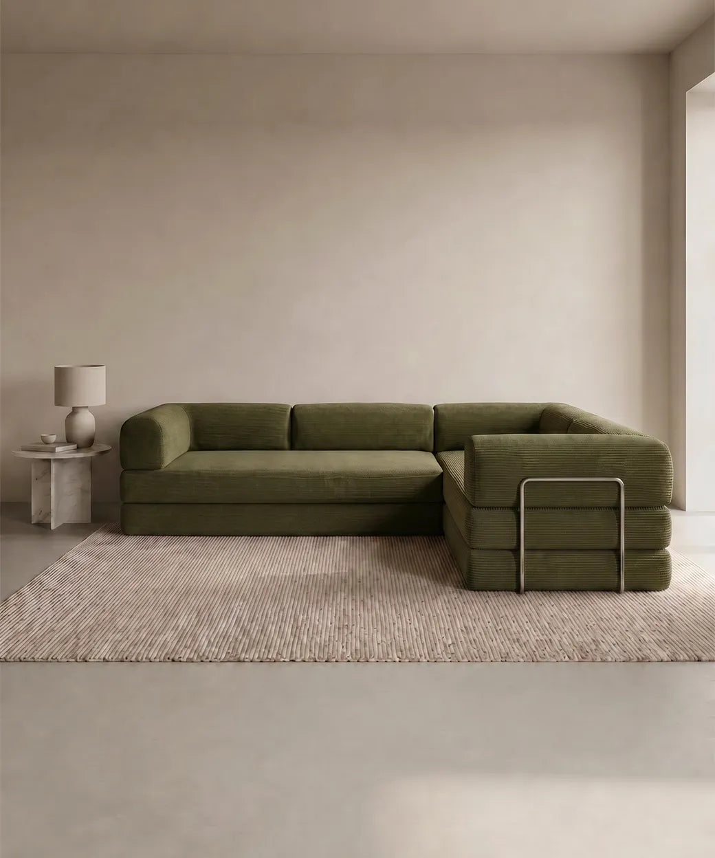 Taburiente Chaise Longue (300x180cm) en tono verde oliva con diseño acolchado y estructura metálica para salones actuales en Canarias