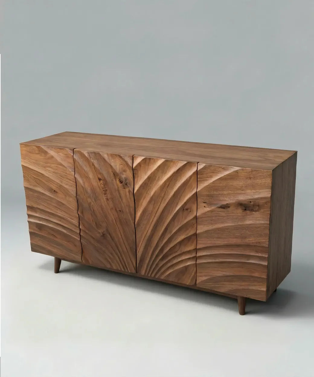 Tejiade (150 cm) en madera natural con diseño tallado en relieve que aporta un estilo cálido y contemporáneo.