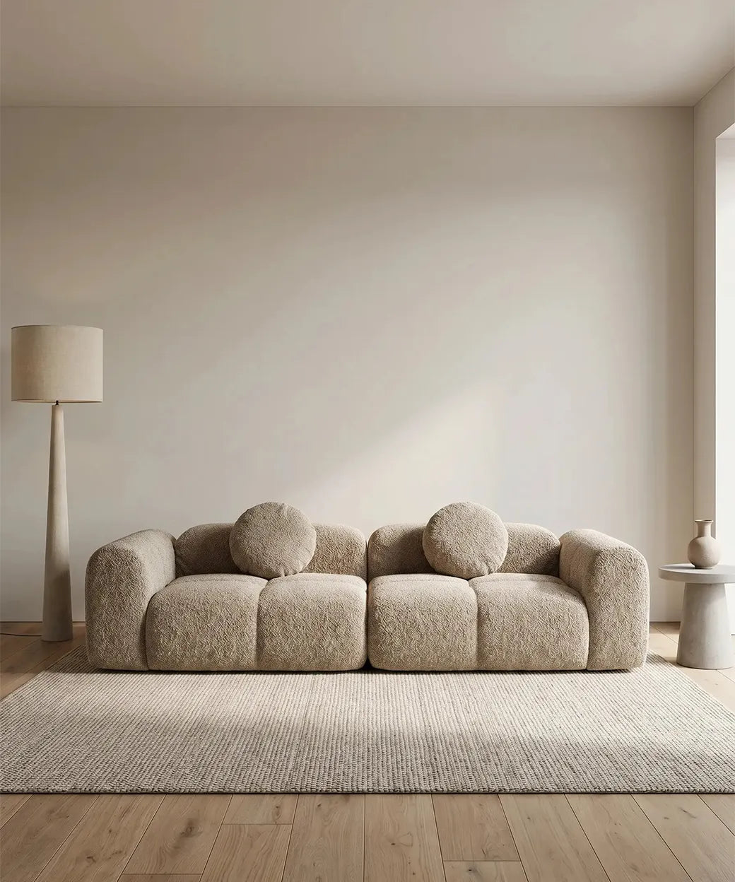 Tilo en tono greige con diseño mullido y formas redondeadas, sofá cómodo y versátil para hogares modernos en Canarias