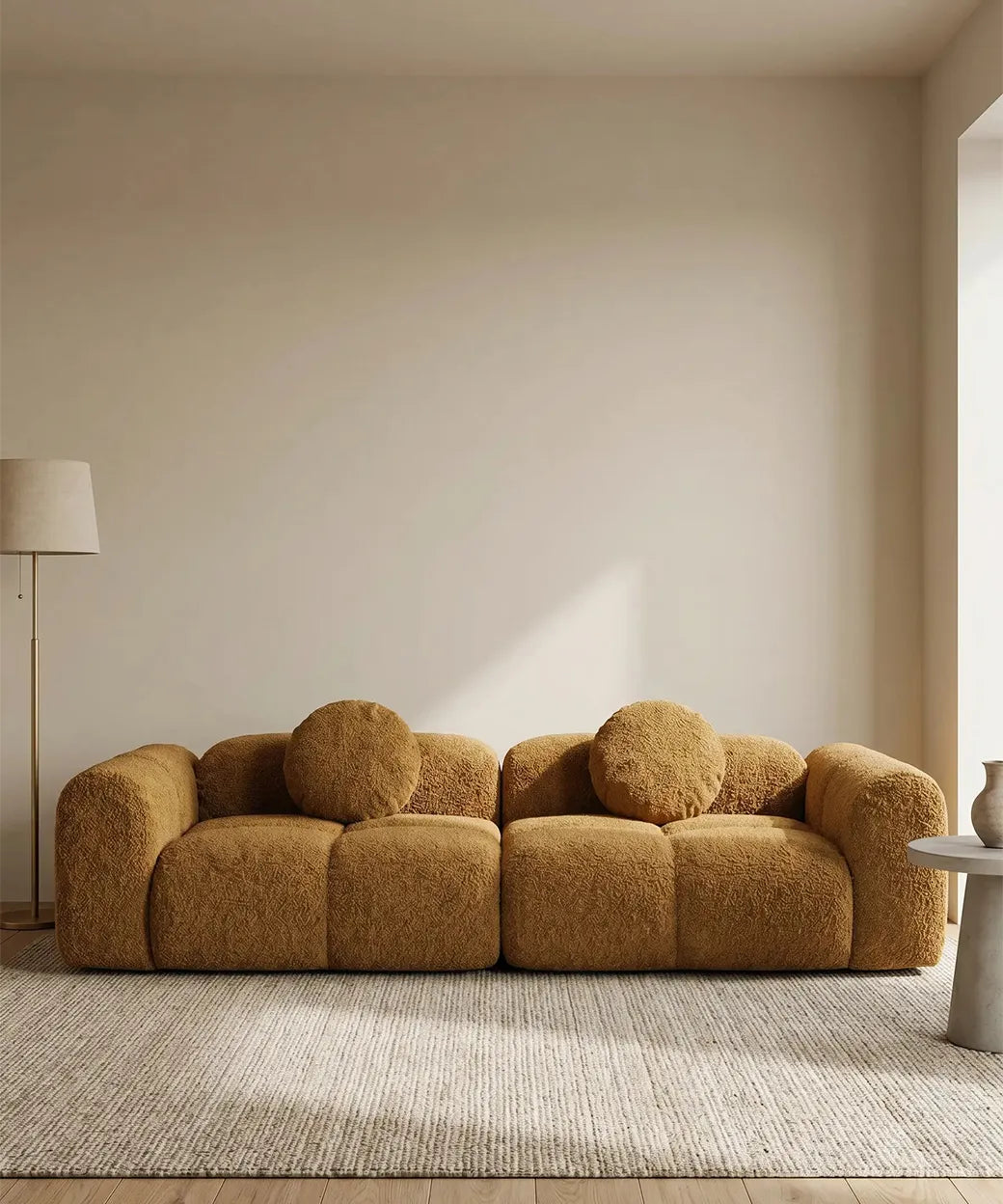 Tilo en tono mostaza con textura mullida y diseño acogedor, sofá versátil y cómodo para salones modernos en Canarias