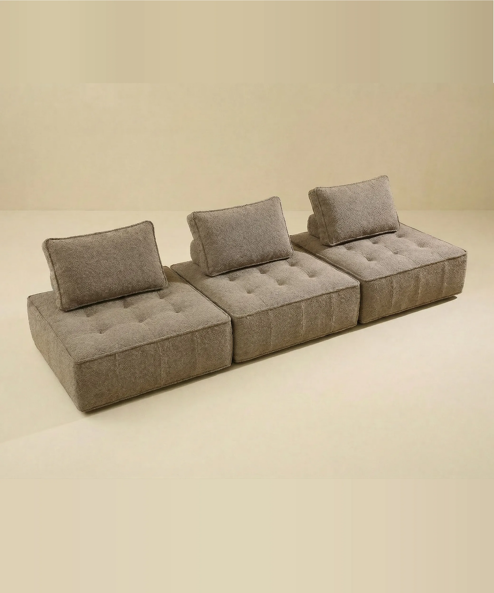 Sofá modular Tindaya en tono beige, con tres módulos independientes y respaldos acolchonados para mayor comodidad.