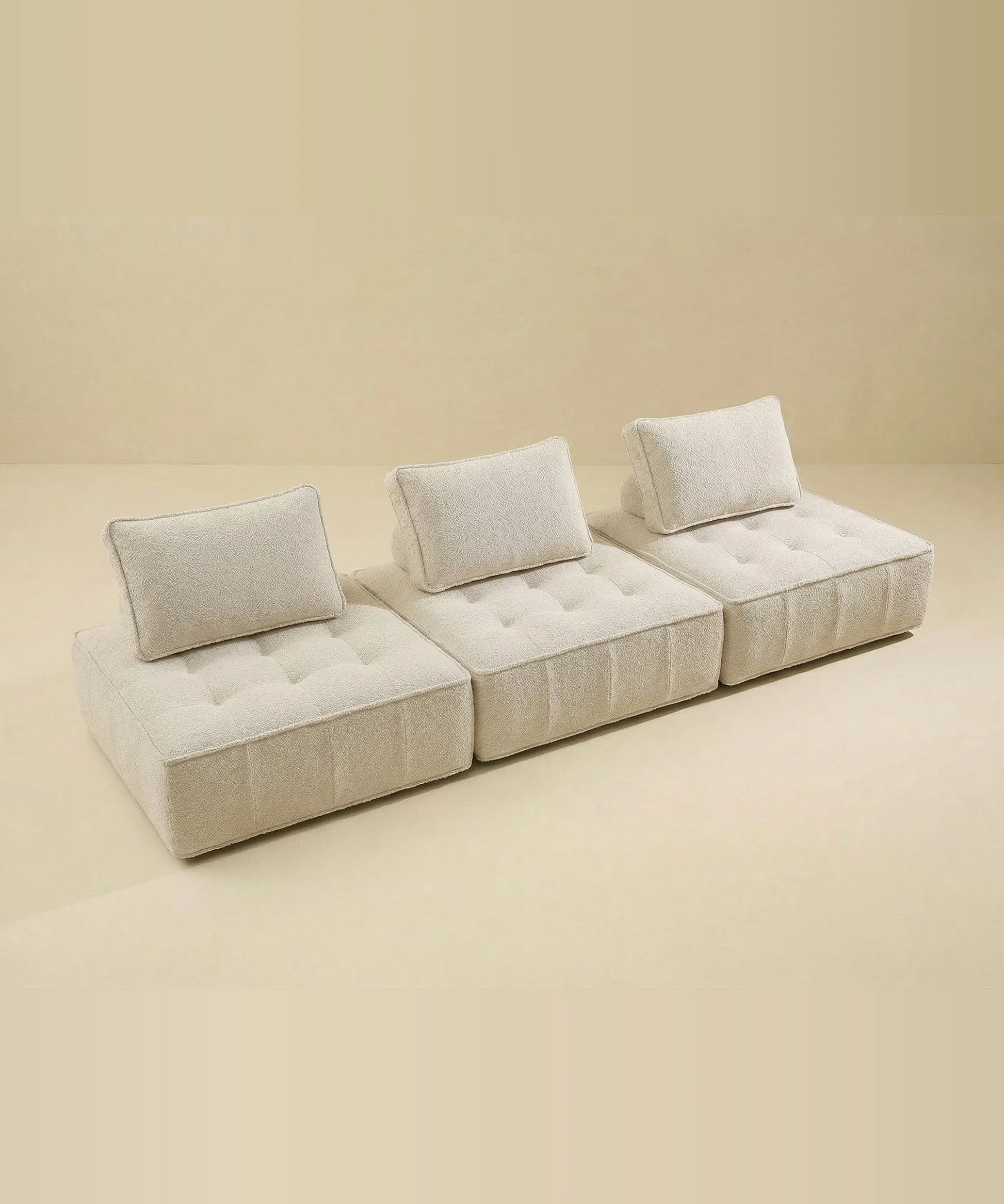 Sofá modular Tindaya en color crema con tres módulos individuales y cojines, diseño compacto y versátil para cualquier espacio.