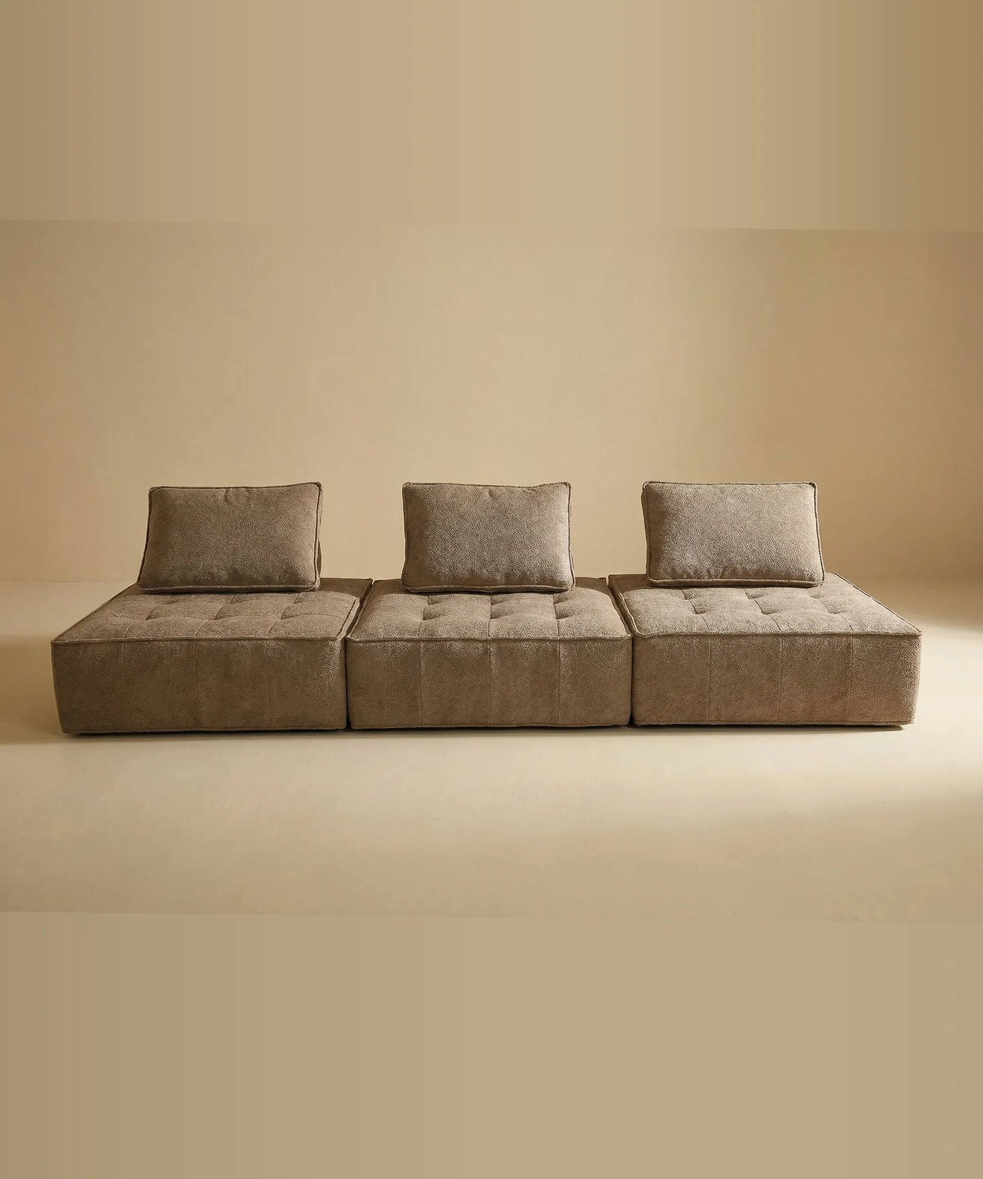 Sofá modular Tindaya en tono neutro, con tres módulos individuales y respaldo acolchonado para mayor confort.