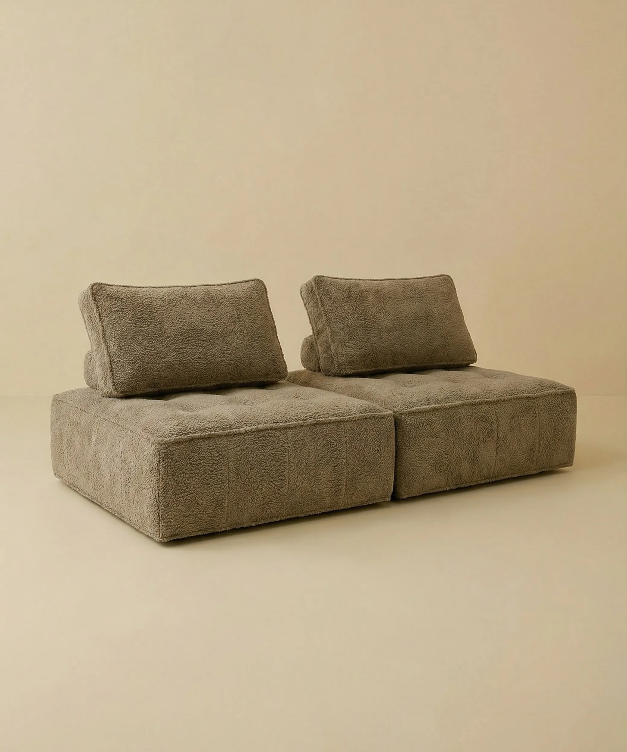 Sofá modular Tindaya en tonos neutros, con diseño minimalista y gran comodidad para espacios modernos.