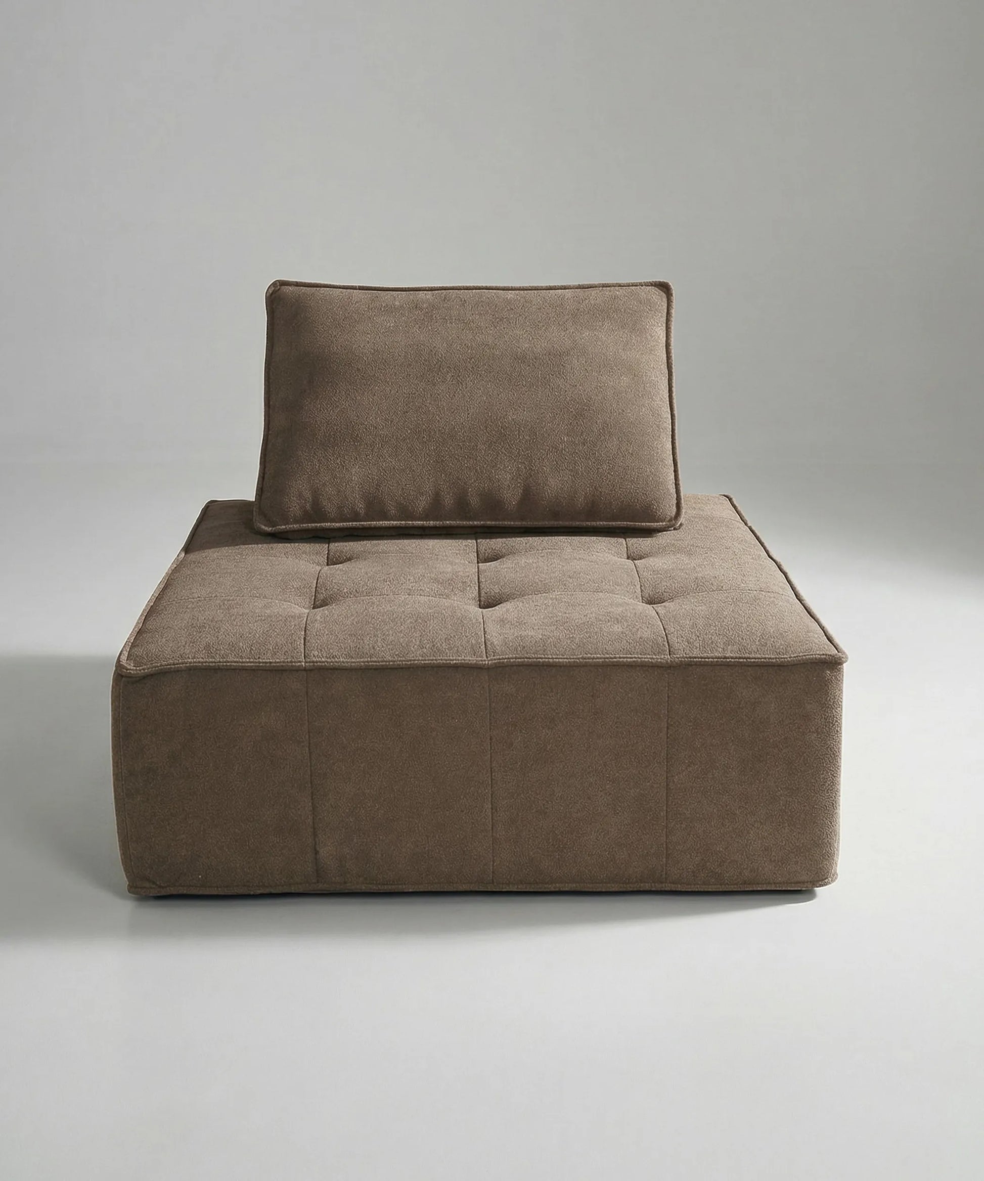 Módulo de una plaza del sofá Tindaya color marrón con diseño modular y acolchado para mayor comodidad.