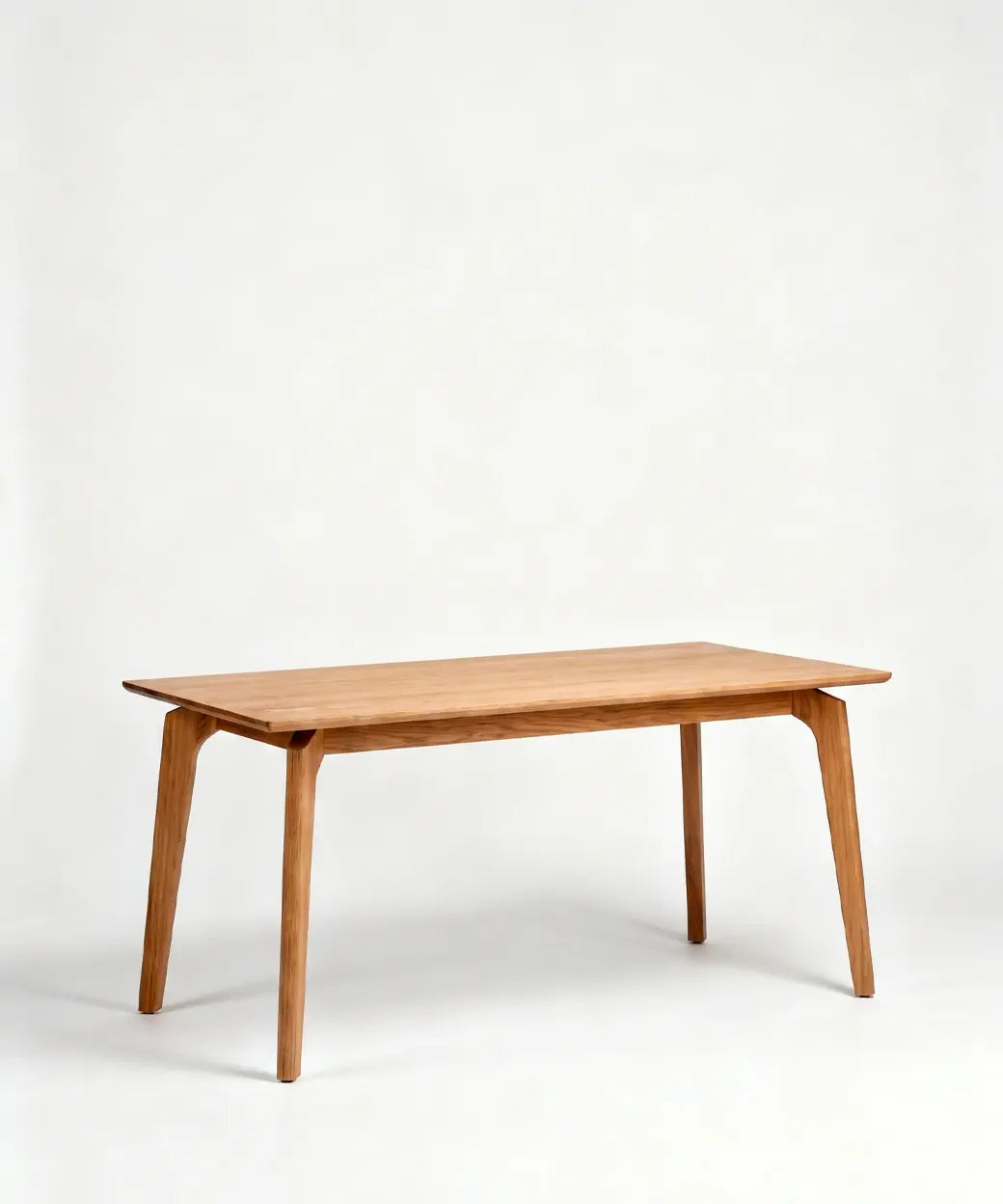 Tirajana en madera natural con acabado en roble y diseño contemporáneo, mesa versátil para comedores en Canarias