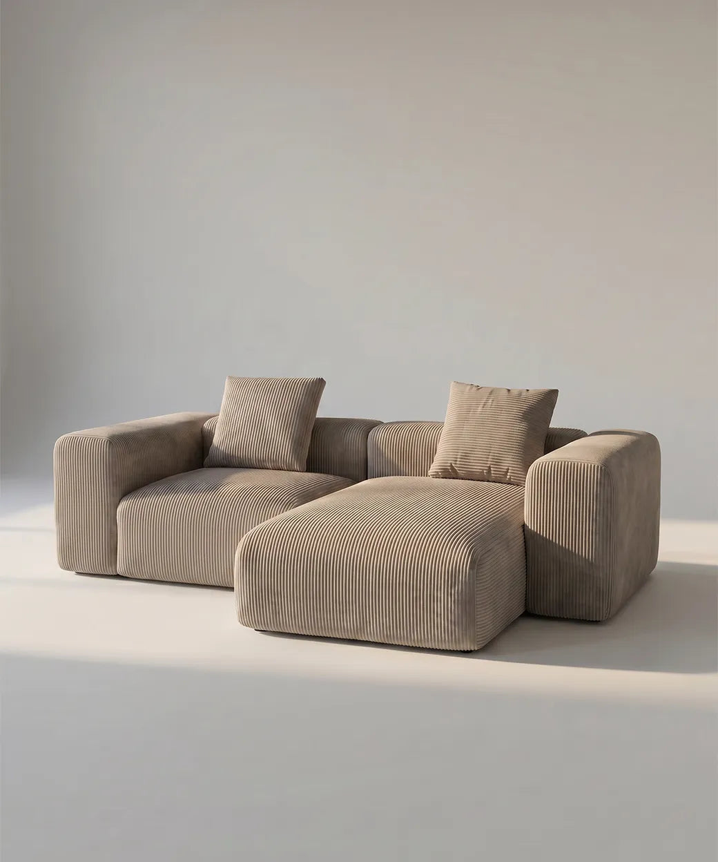 Tufia en tono beige con textura acanalada suave, diseño amplio y modular, sofá cómodo y versátil para muebles en Canarias