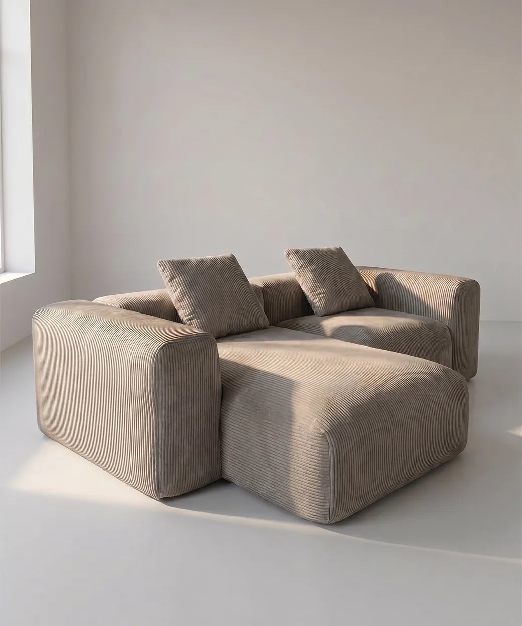 Tufia en tono gris topo con textura acanalada suave, diseño amplio y modular, sofá cómodo y versátil en Canarias