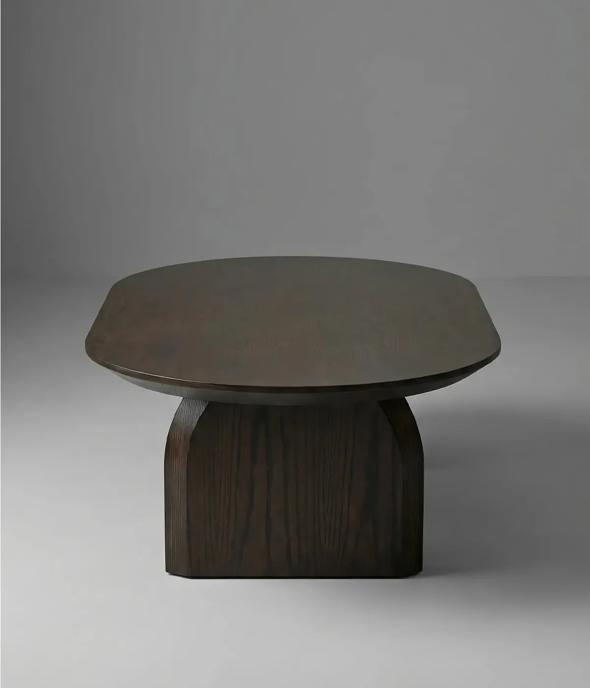 Mesa de centro Valverde en madera de fresno oscura con diseño escultural y líneas orgánicas y equilibradas